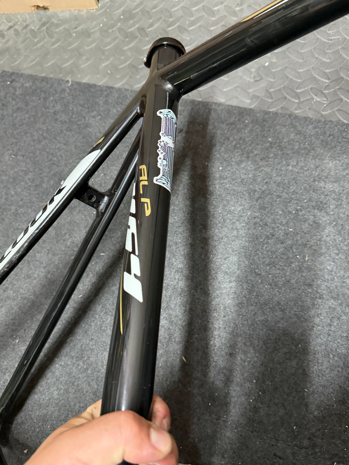 Look 464 AL Track Frameset Size M – Top Tube Dent