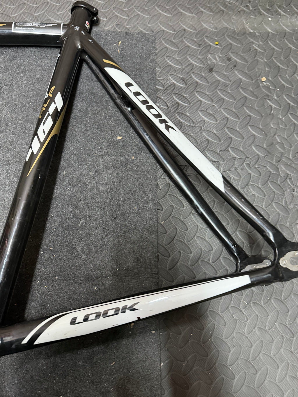 Look 464 AL Track Frameset Size M – Top Tube Dent
