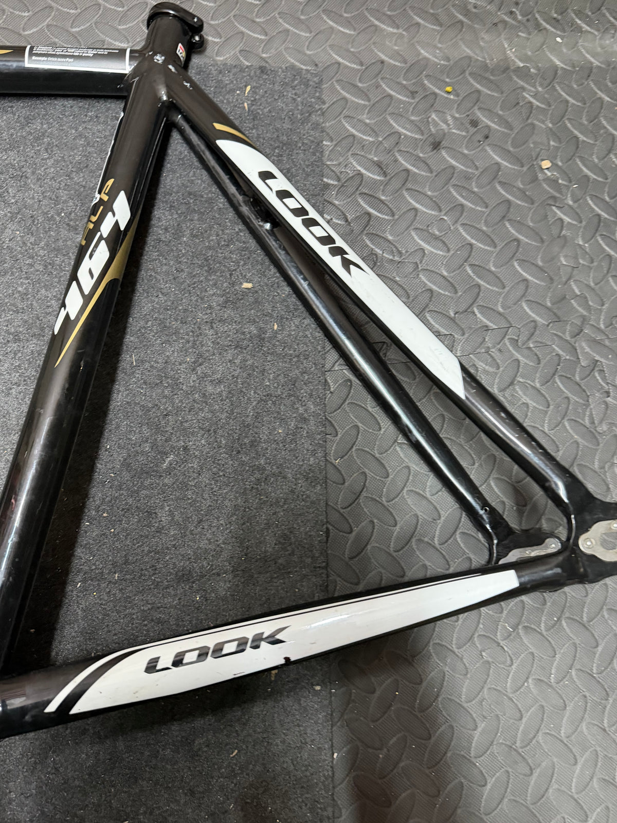 Look 464 AL Track Frameset Size M – Top Tube Dent