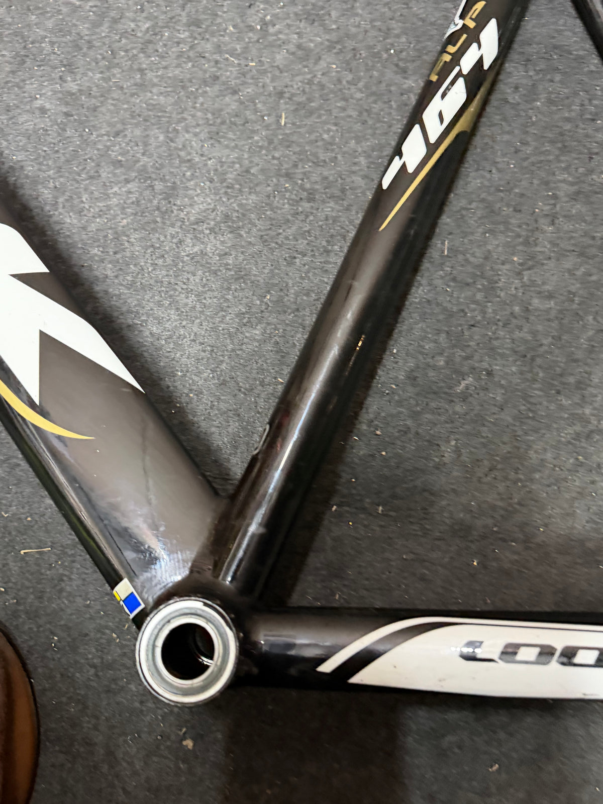 Look 464 AL Track Frameset Size M – Top Tube Dent