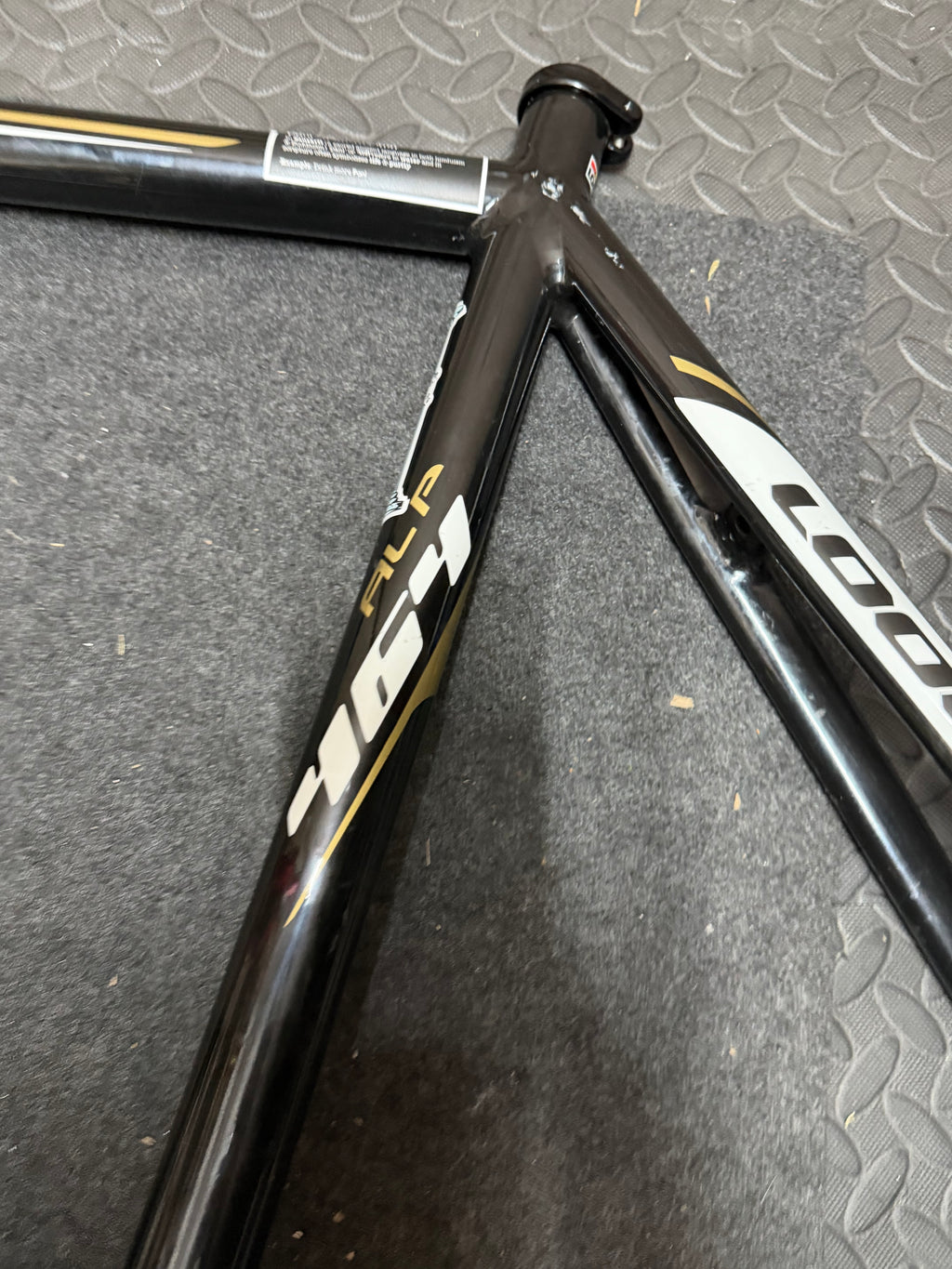 Look 464 AL Track Frameset Size M – Top Tube Dent