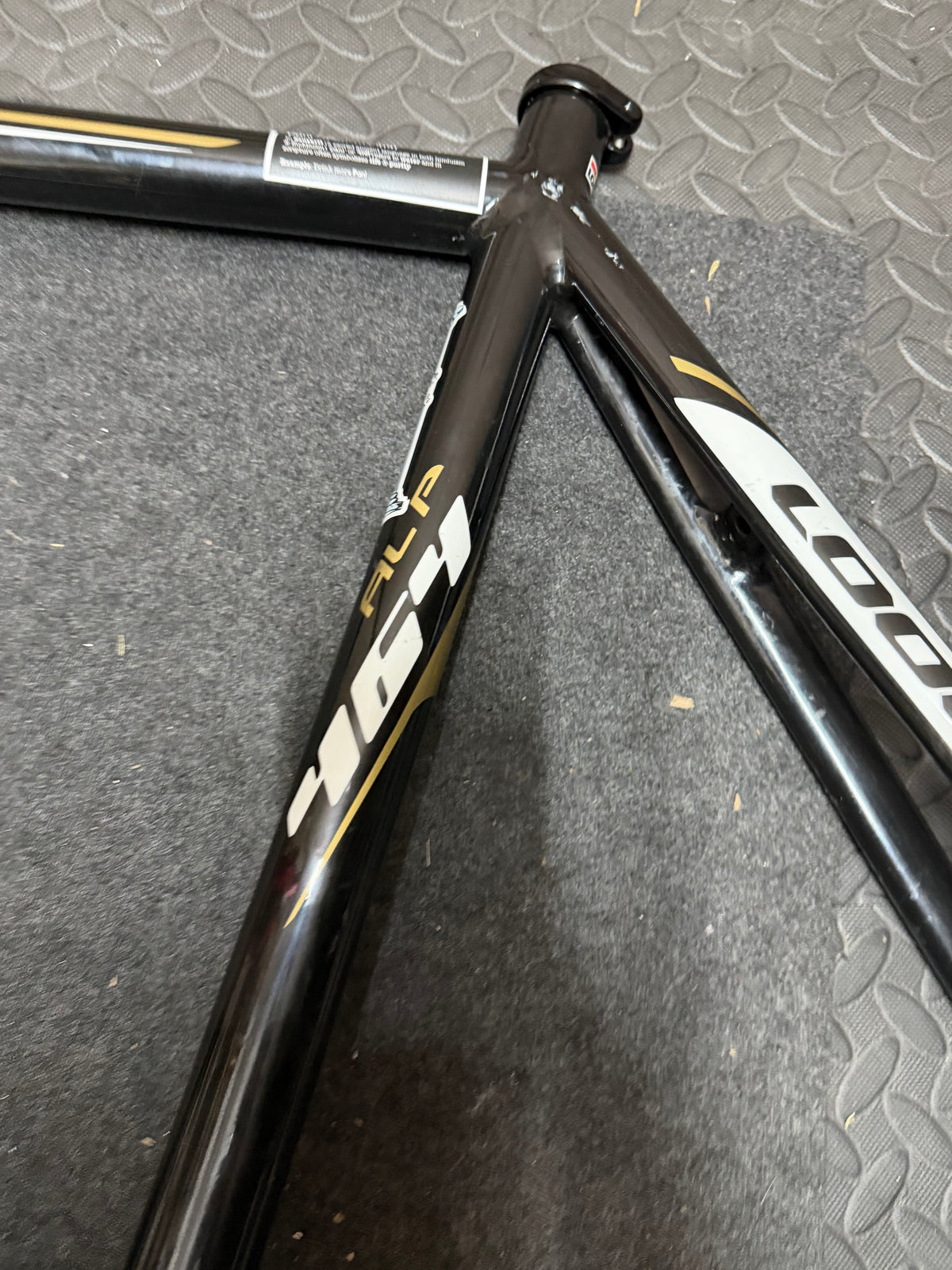 Look 464 AL Track Frameset Size M – Top Tube Dent