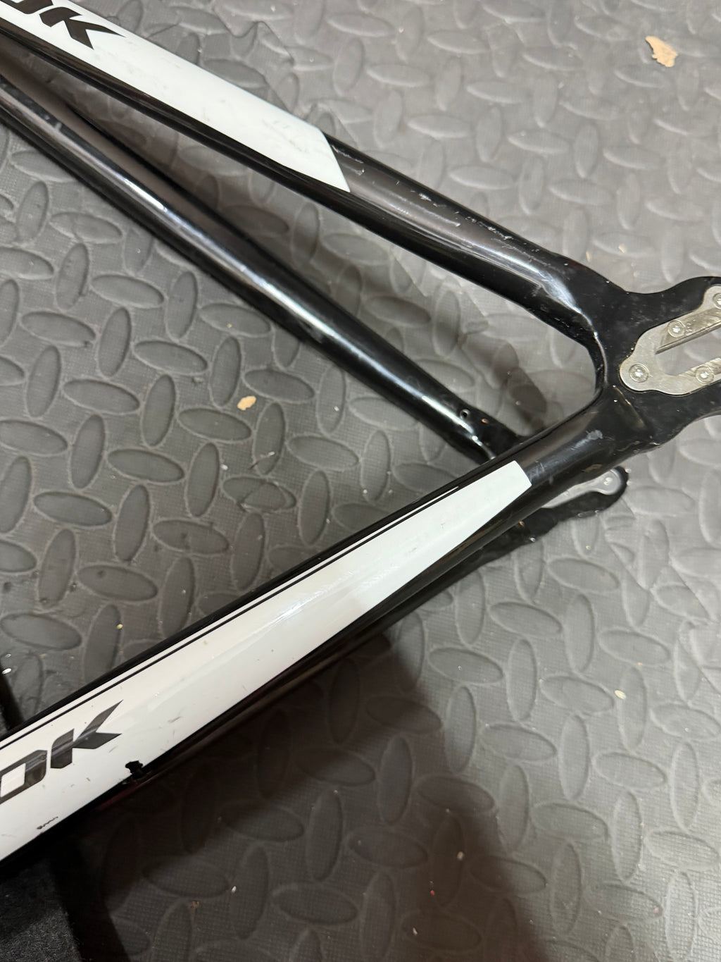 Look 464 AL Track Frameset Size M – Top Tube Dent