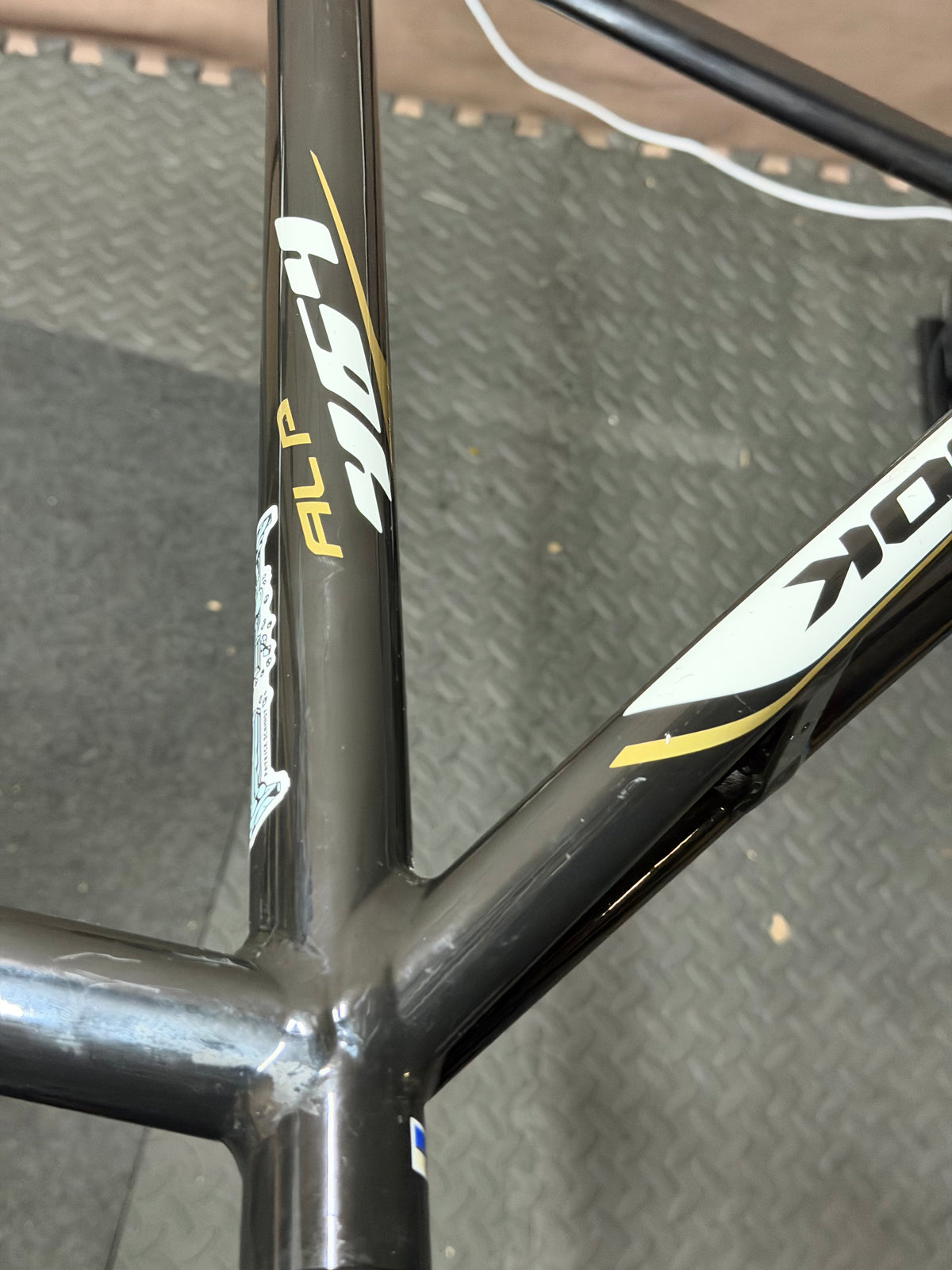 Look 464 AL Track Frameset Size M – Top Tube Dent