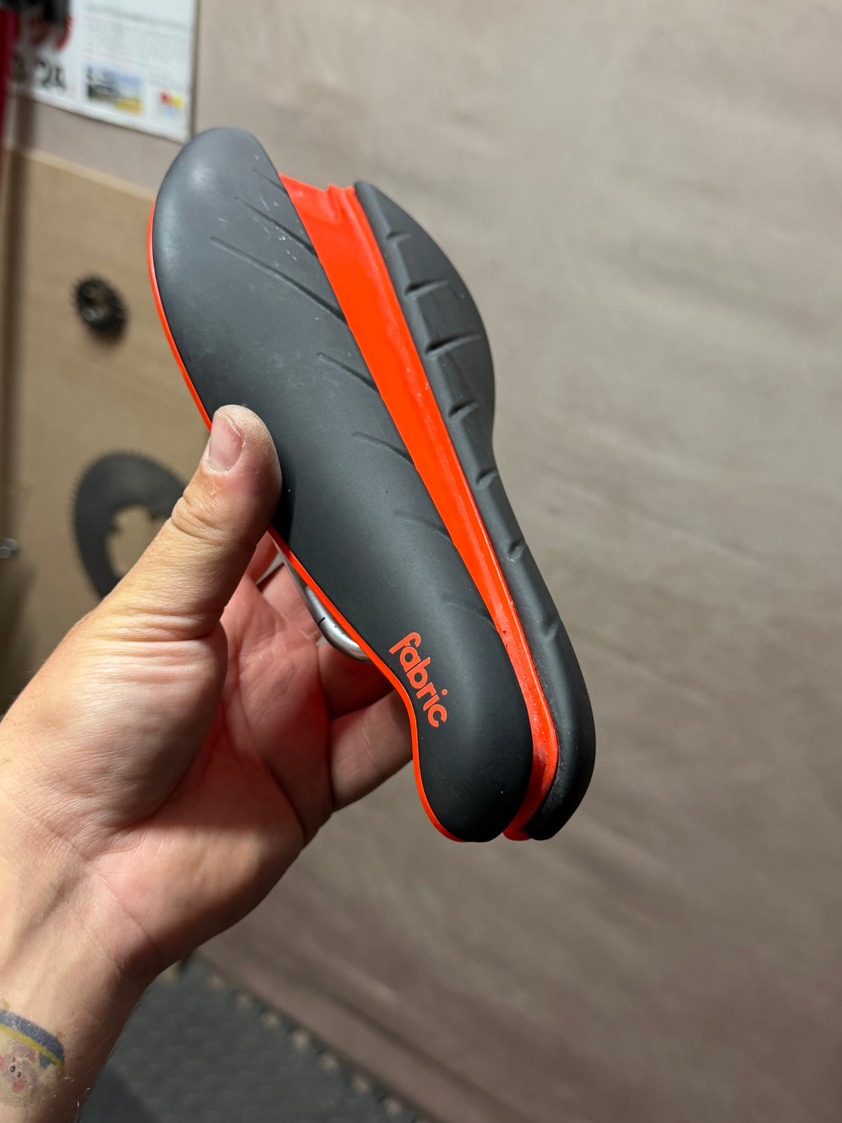 Fabric Tri Flat Elite Saddle – Black/Red