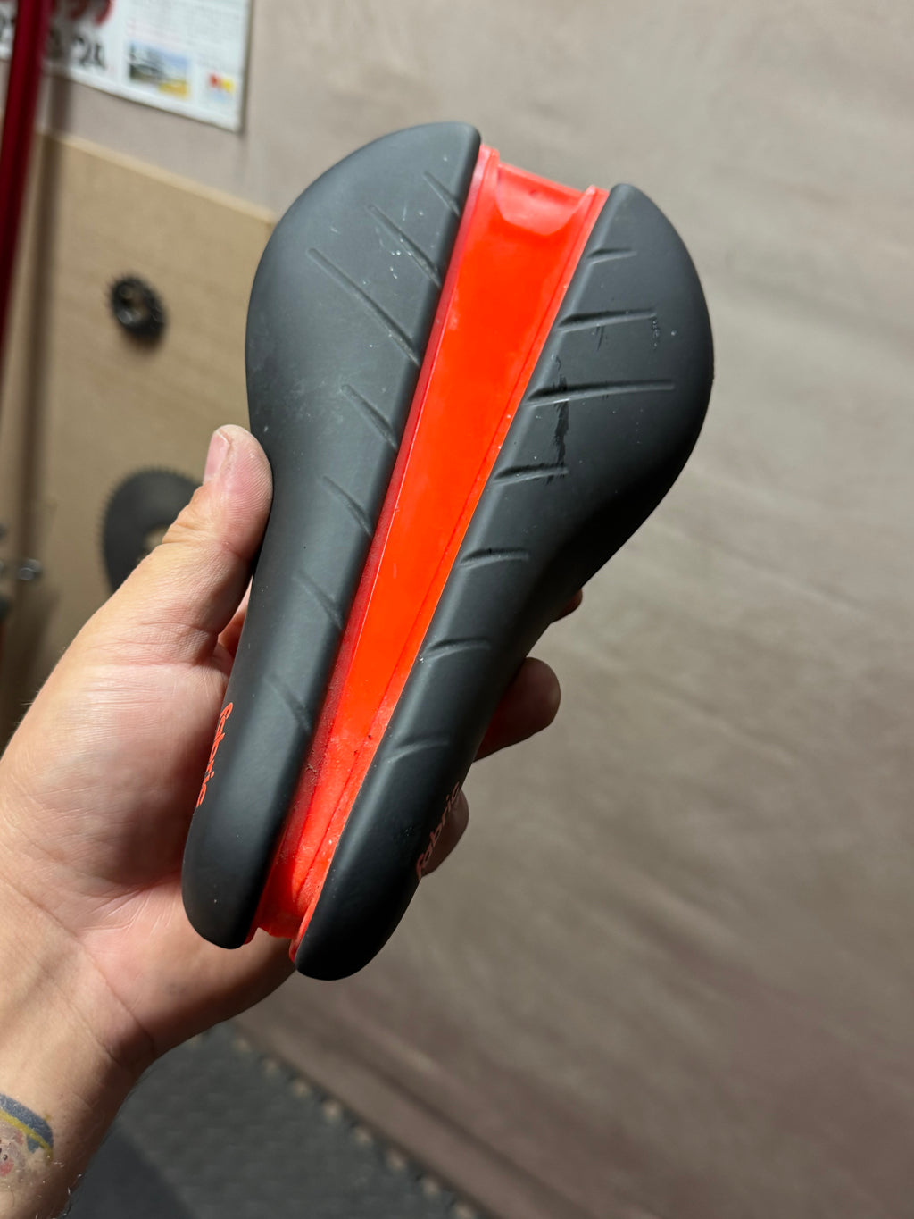 Fabric Tri Flat Elite Saddle – Black/Red