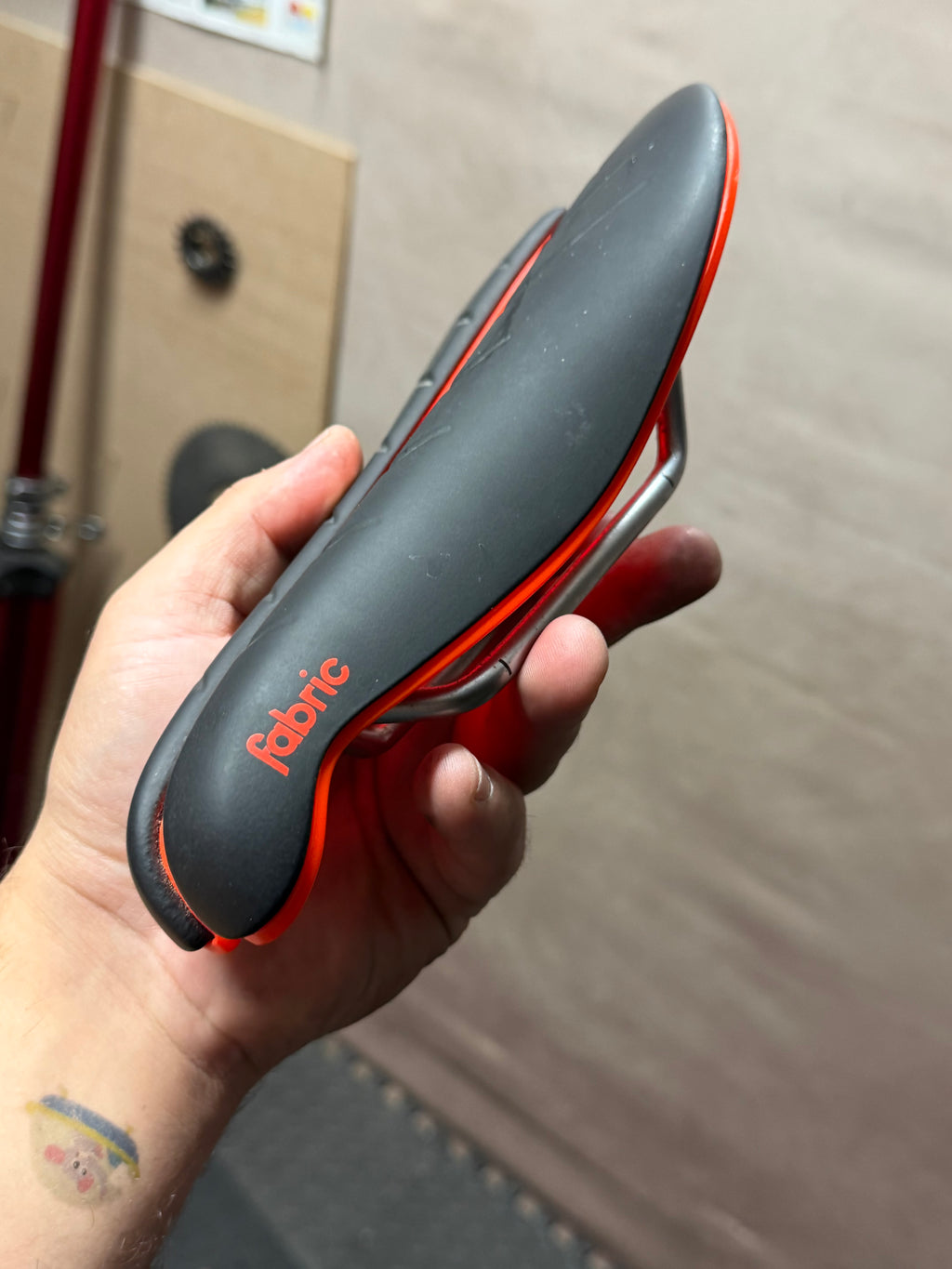 Fabric Tri Flat Elite Saddle – Black/Red