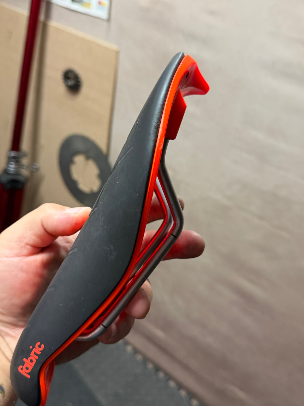 Fabric Tri Flat Elite Saddle – Black/Red