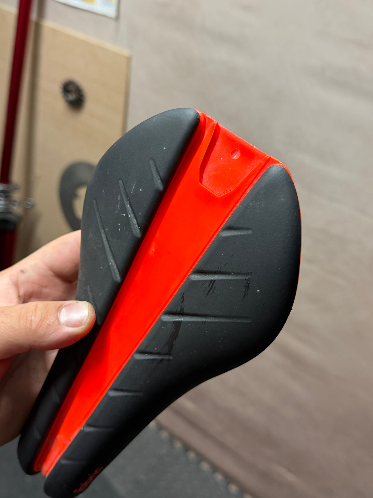 Fabric Tri Flat Elite Saddle – Black/Red