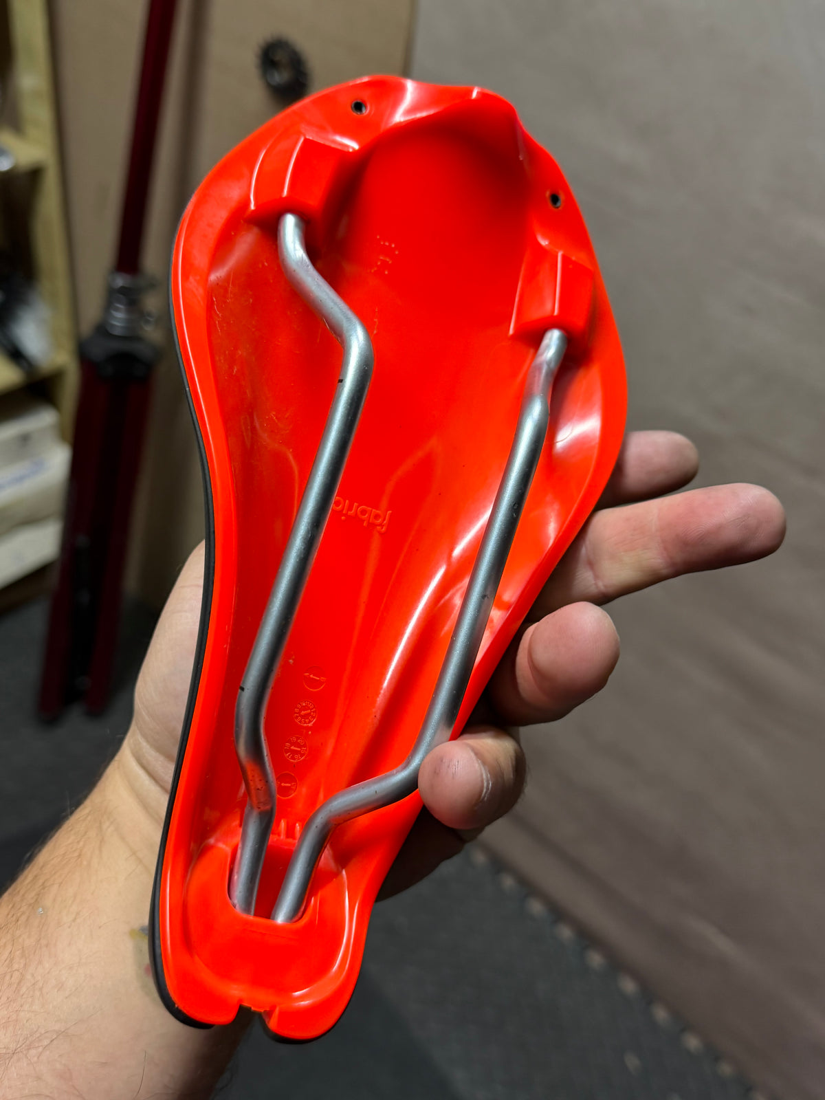 Fabric Tri Flat Elite Saddle – Black/Red