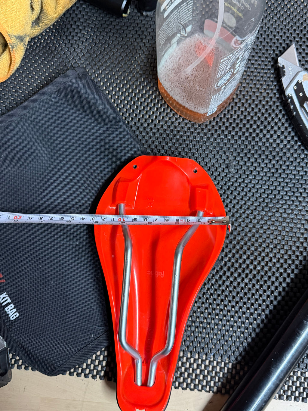 Fabric Tri Flat Elite Saddle – Black/Red