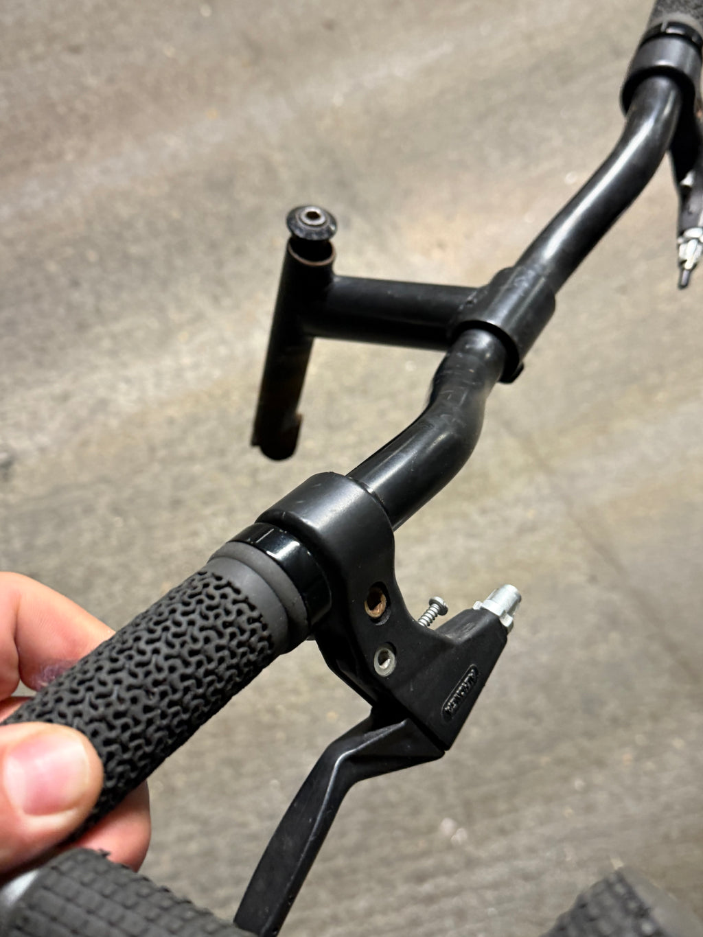 Black quill stem and curved MTB handlebar