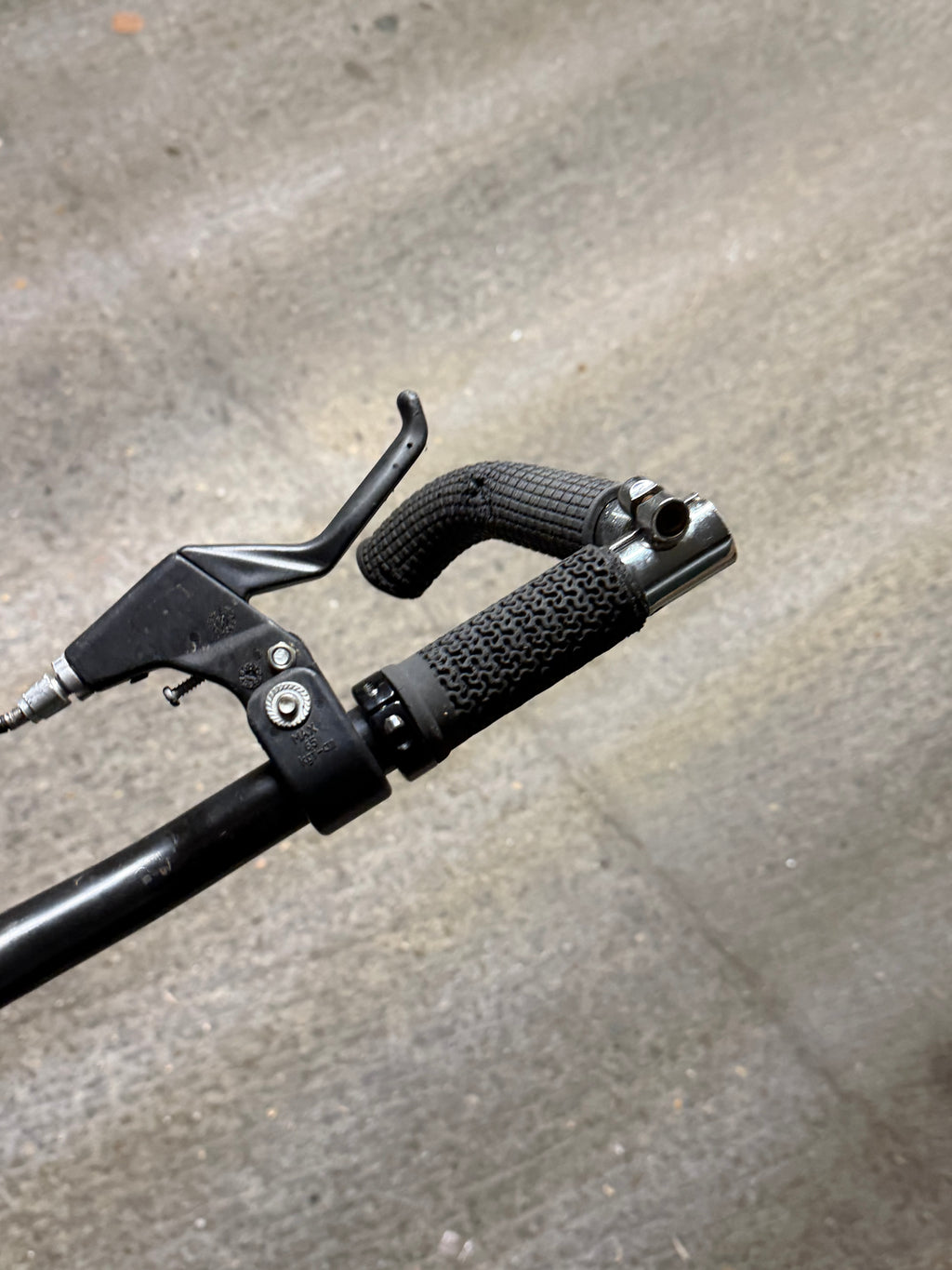 MTB brake lever and rubber handlebar grip