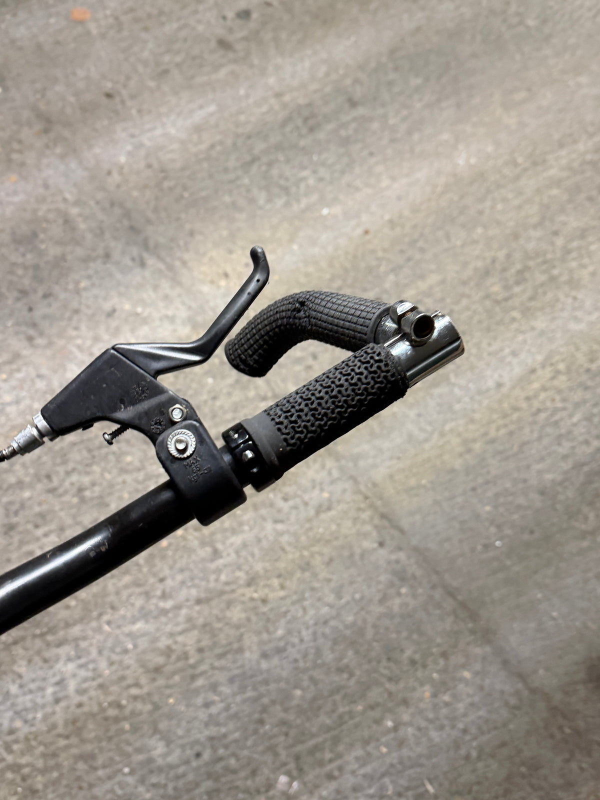 MTB brake lever and rubber handlebar grip