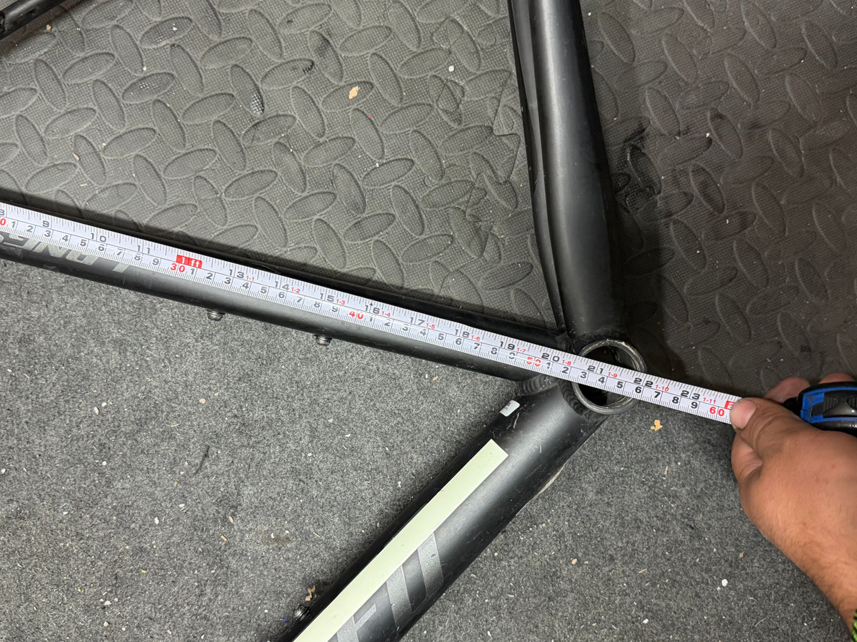Specialized Langster size 54 frameset – top tube measurement with tape