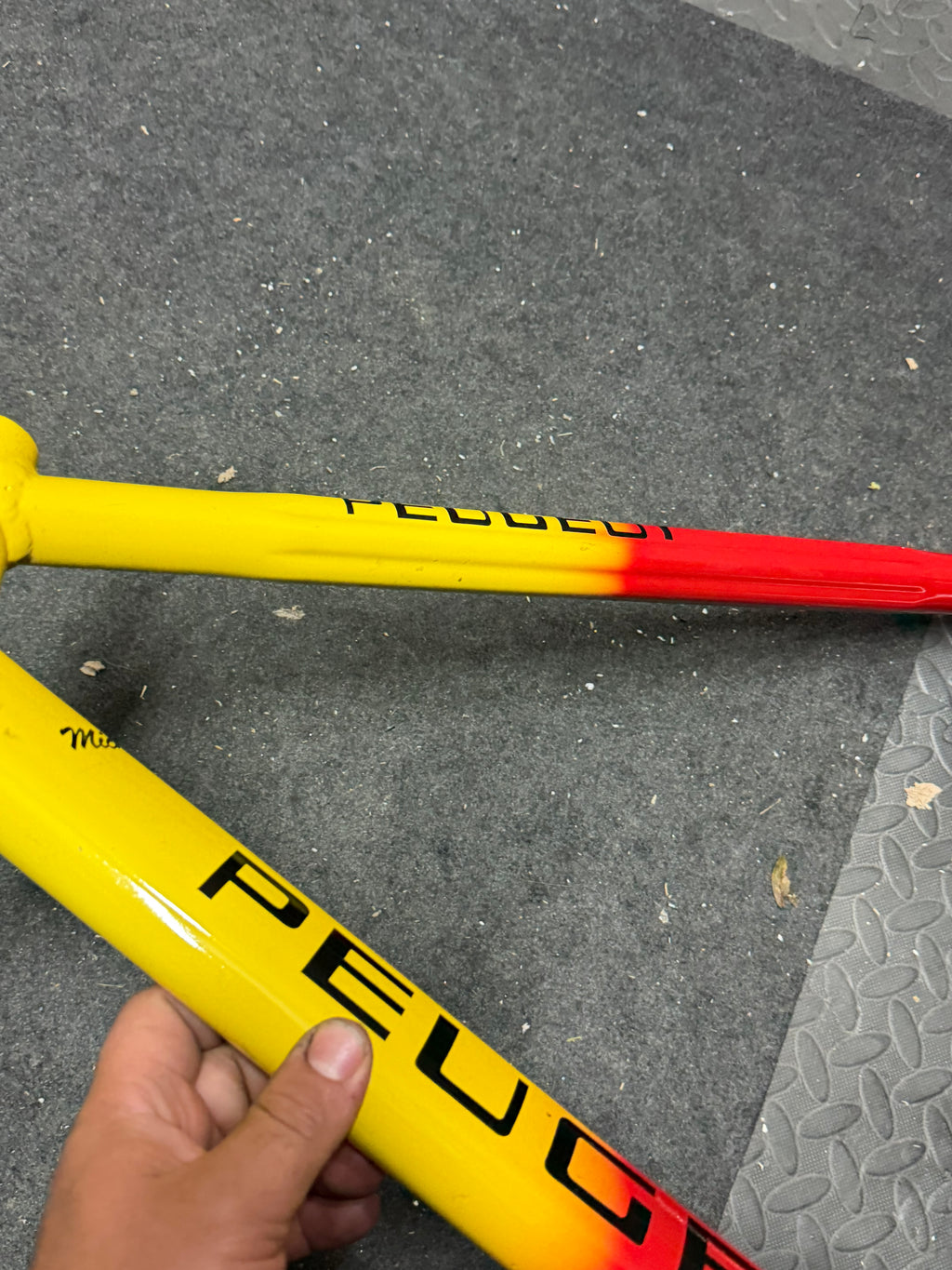 Custom red and yellow aluminium track frame – paintwork and lettering on frame tubes