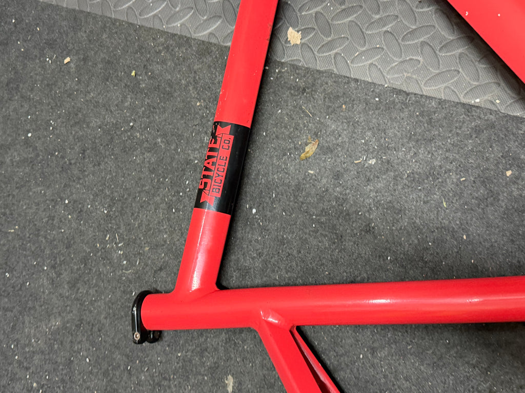State red aluminium track frameset – seat tube and top tube junction