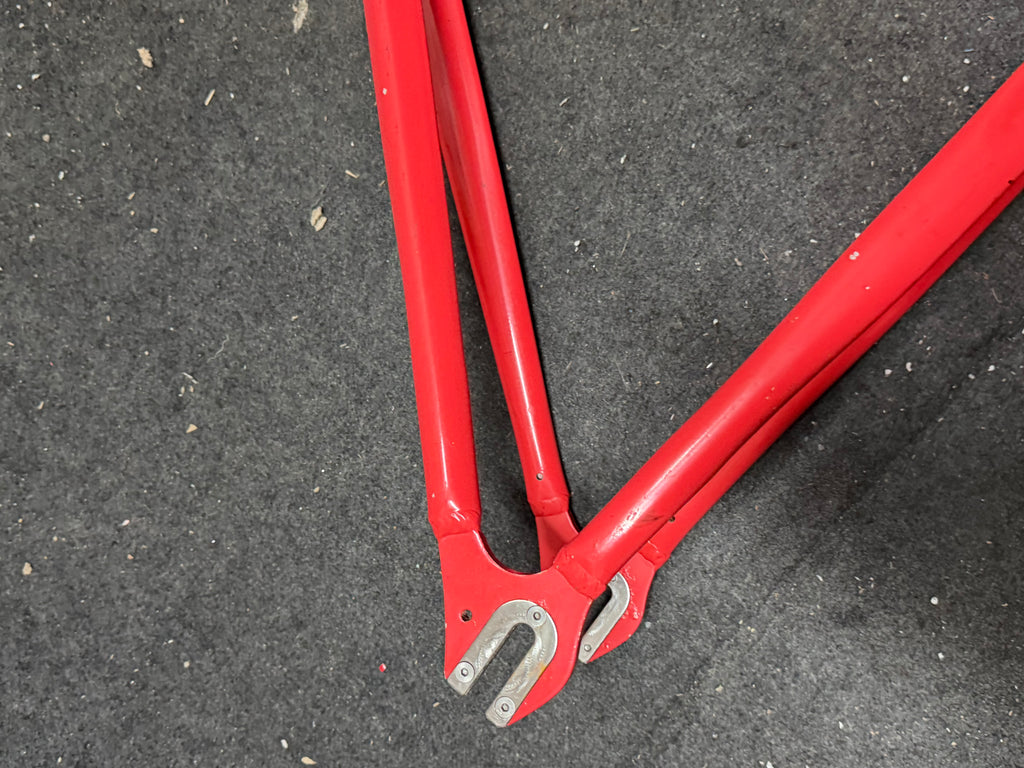 State red aluminium track frameset – rear dropout close-up