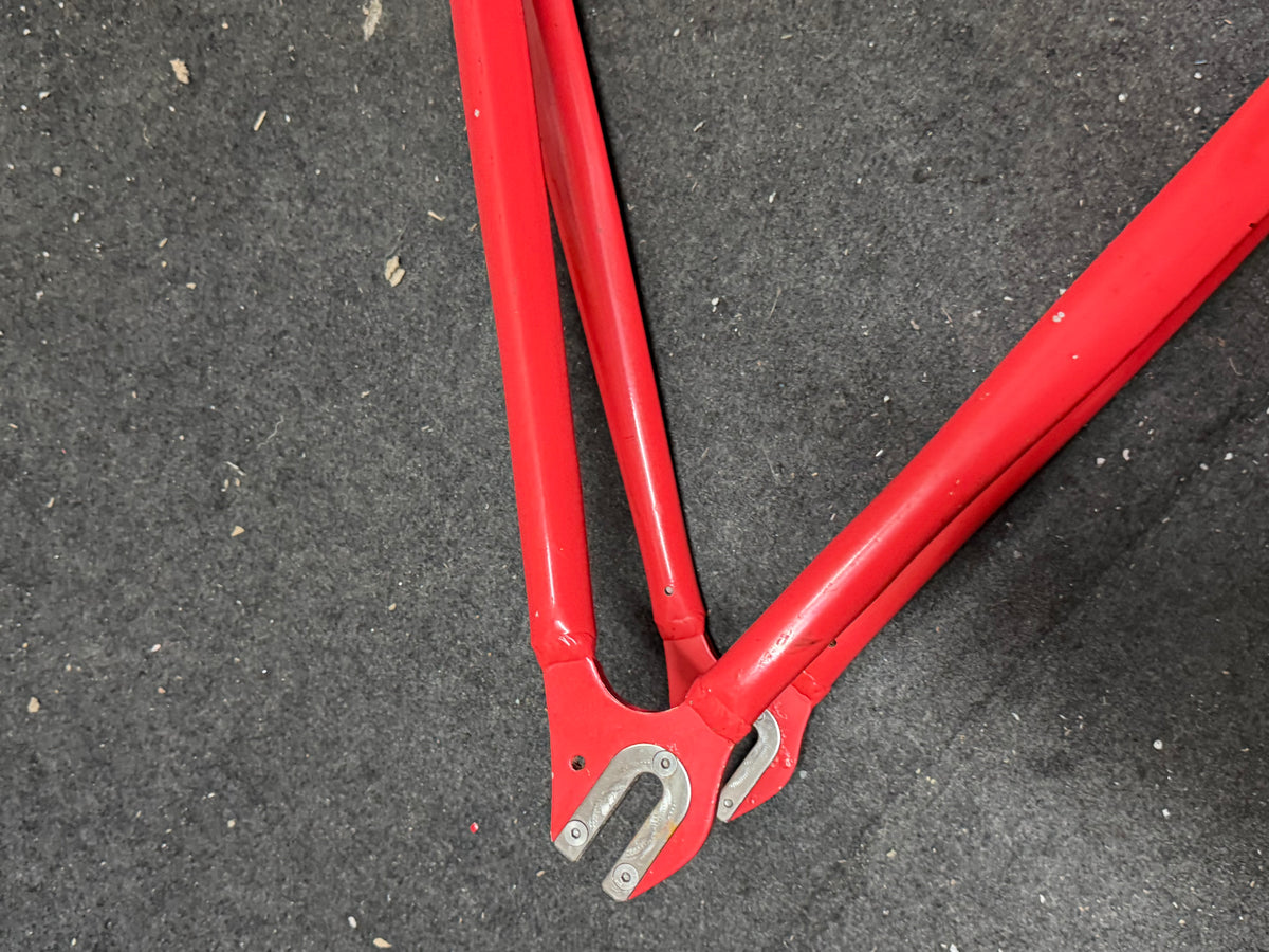 State red aluminium track frameset – rear dropout close-up