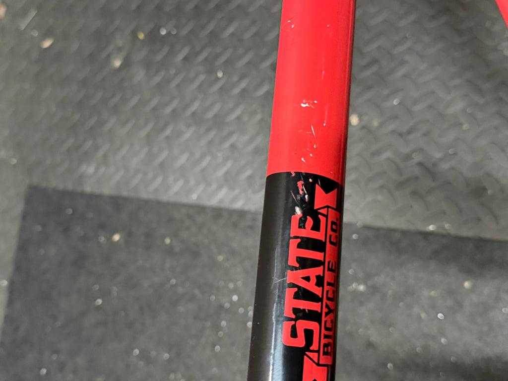 State red aluminium track frameset – State decal on red tube