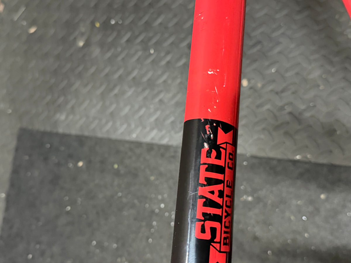 State red aluminium track frameset – State decal on red tube