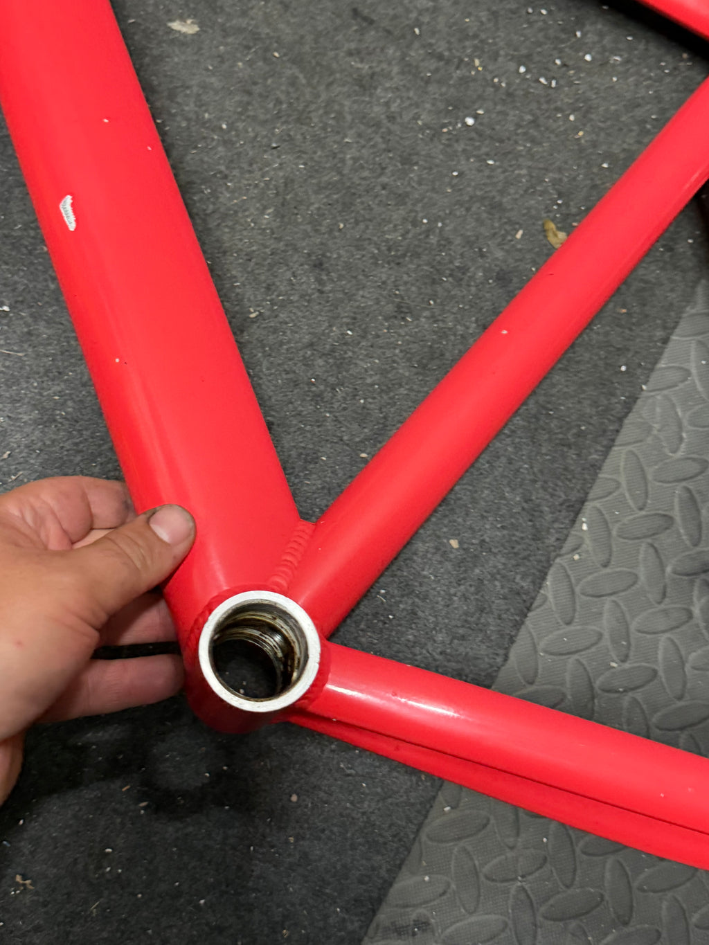 State red aluminium track frameset – bottom bracket shell