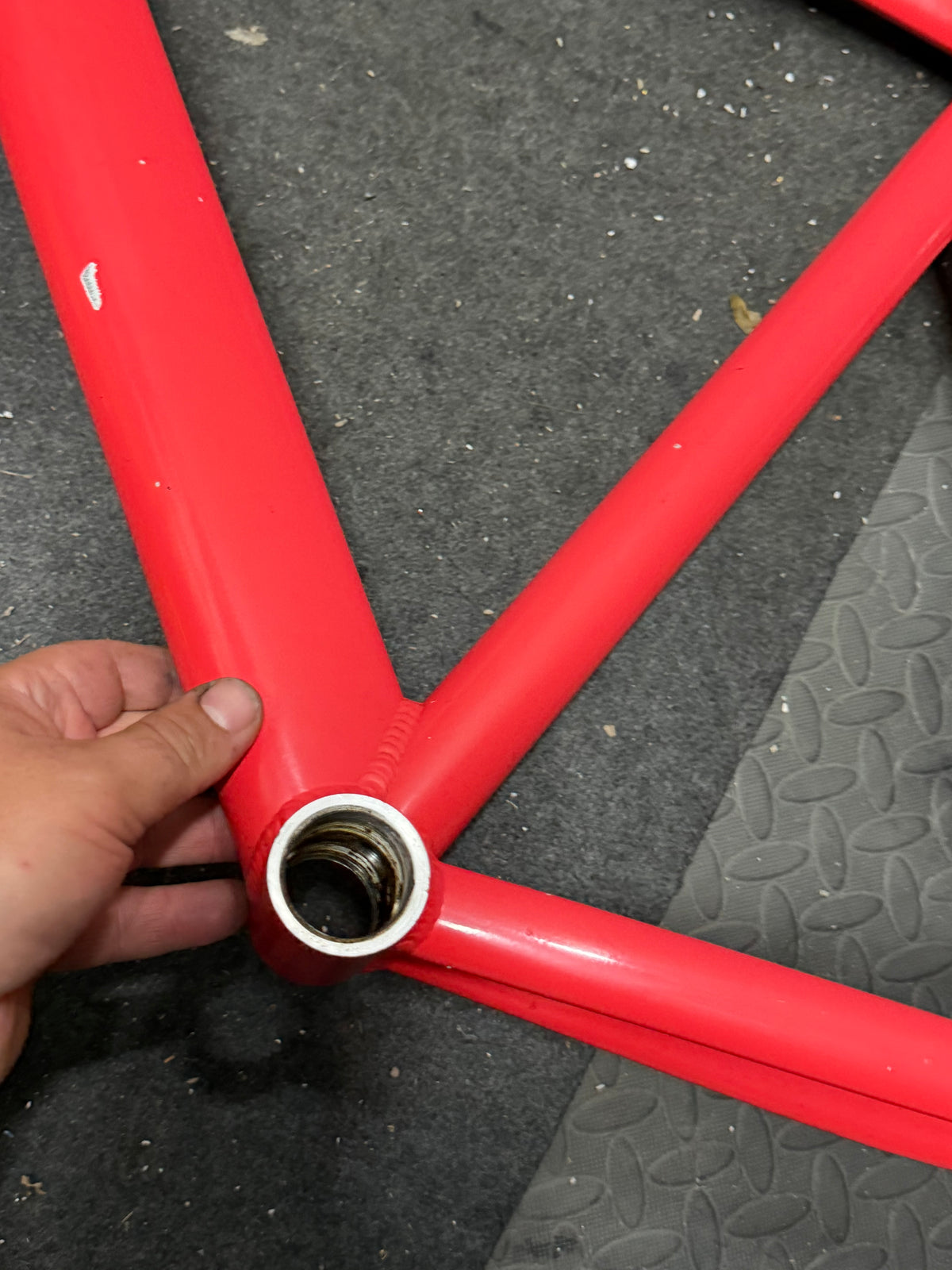 State red aluminium track frameset – bottom bracket shell