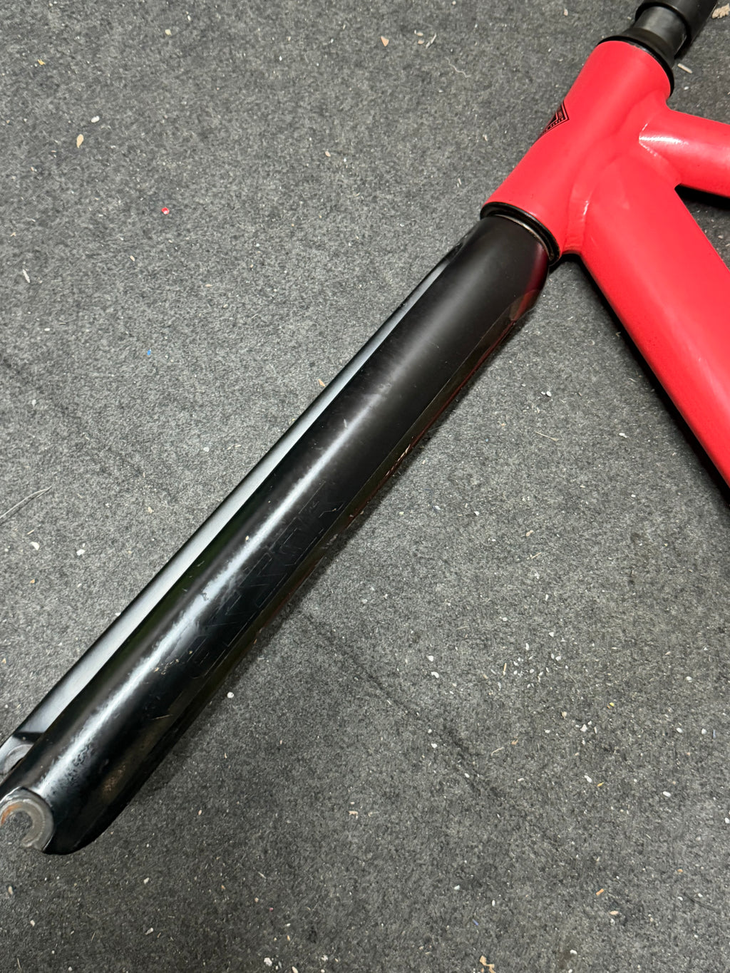 State red aluminium track frameset – fork crown and head tube