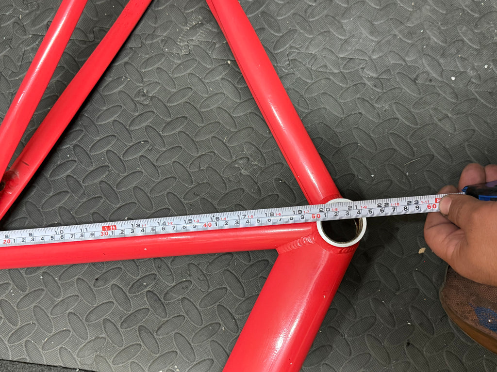 State red aluminium track frameset – top tube measurement with tape