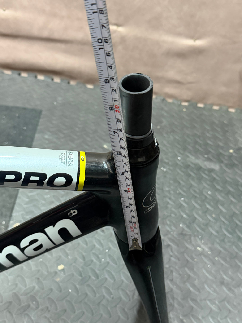Boardman TK Pro 51cm track frameset – fork steerer measurement with tape