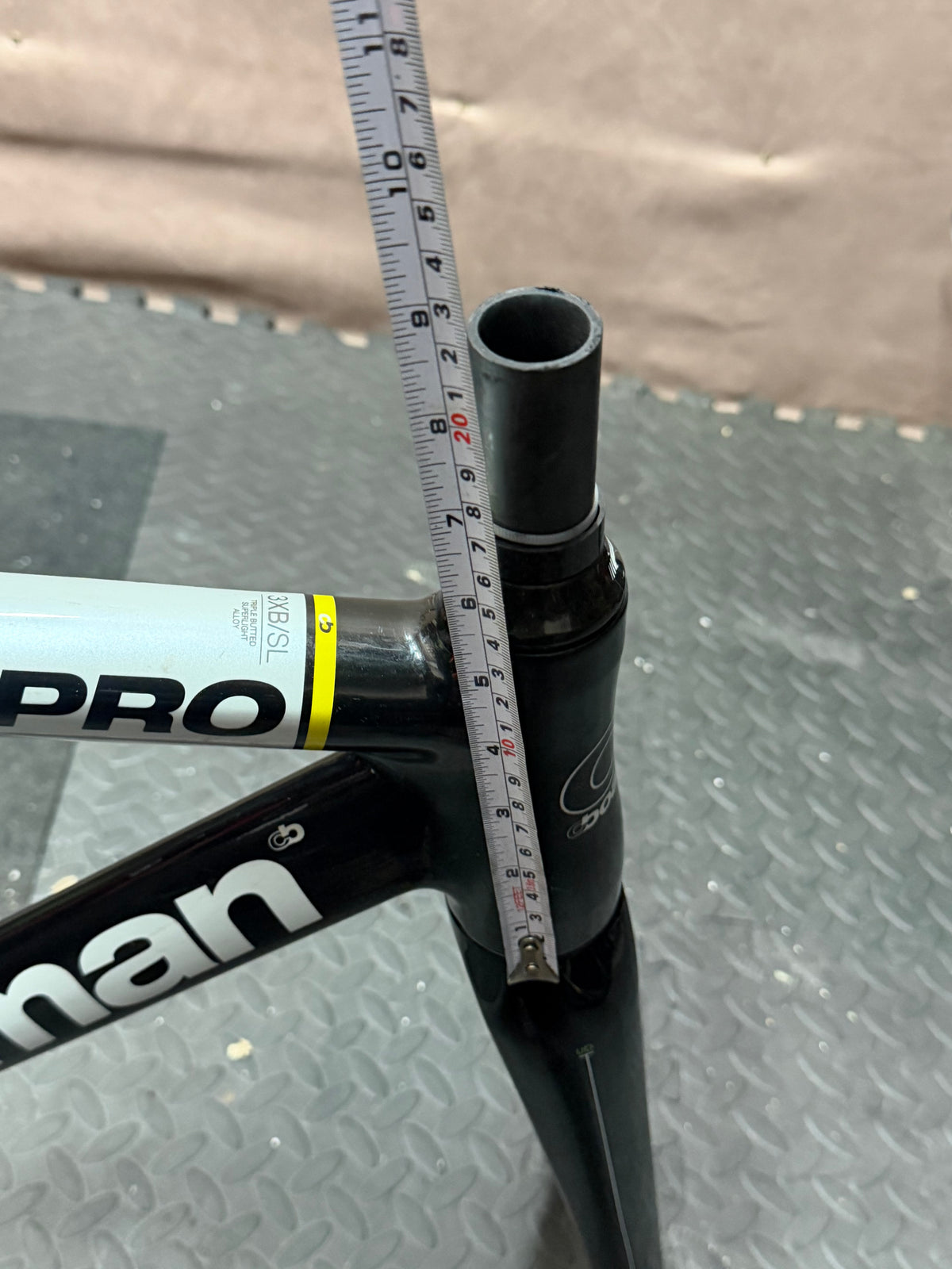 Boardman TK Pro 51cm track frameset – fork steerer measurement with tape