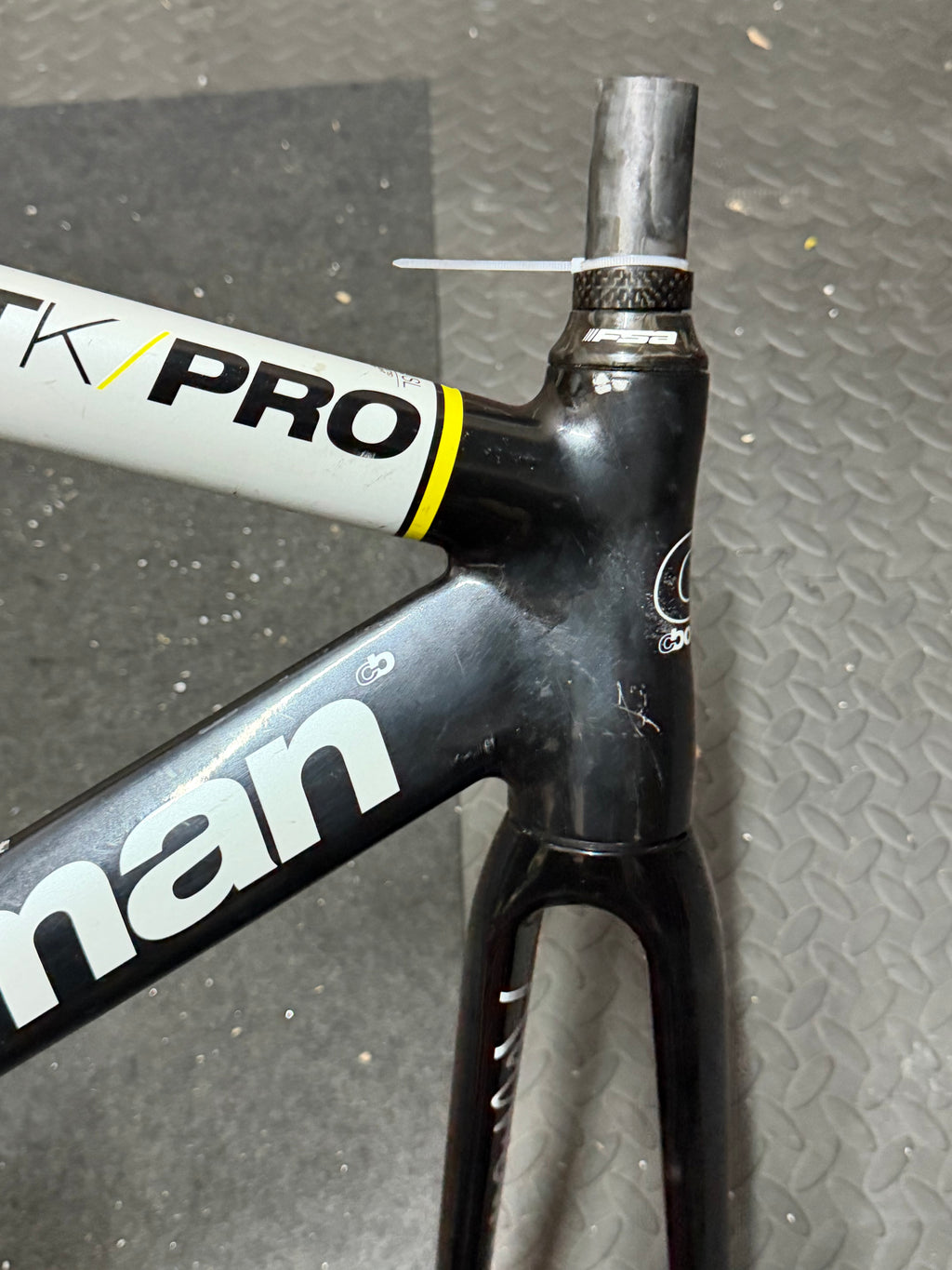Boardman TK Pro 51cm track frameset – head tube, headset and fork crown