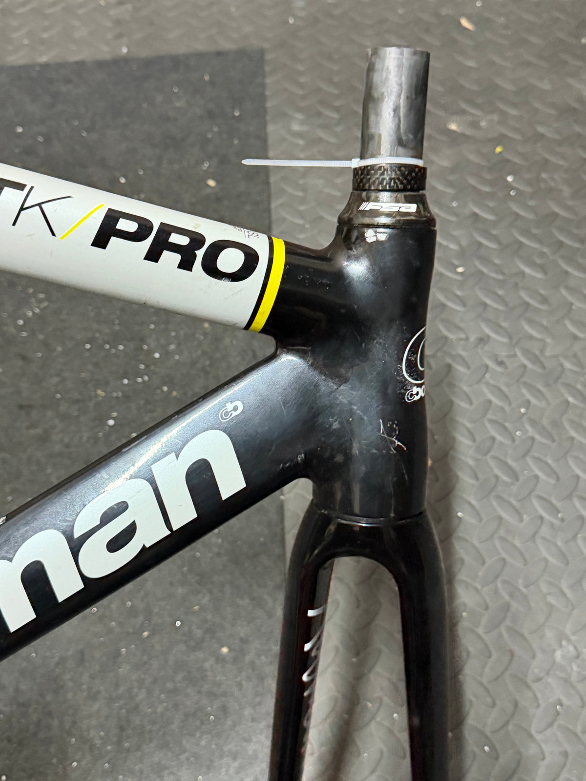 Boardman TK Pro 51cm track frameset – head tube, headset and fork crown