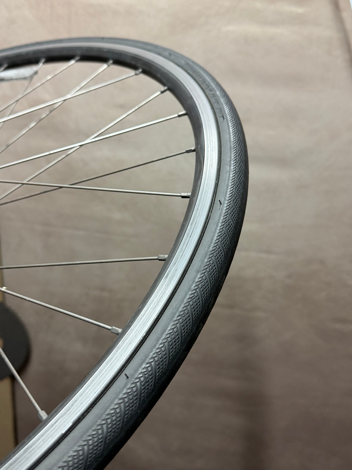 700c clincher track front wheel – rim and tyre profile
