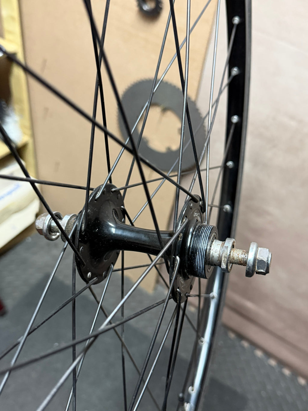 Gran Compe H Plus Son 700c track rear wheel – Gran Compe rear hub and axle from the side