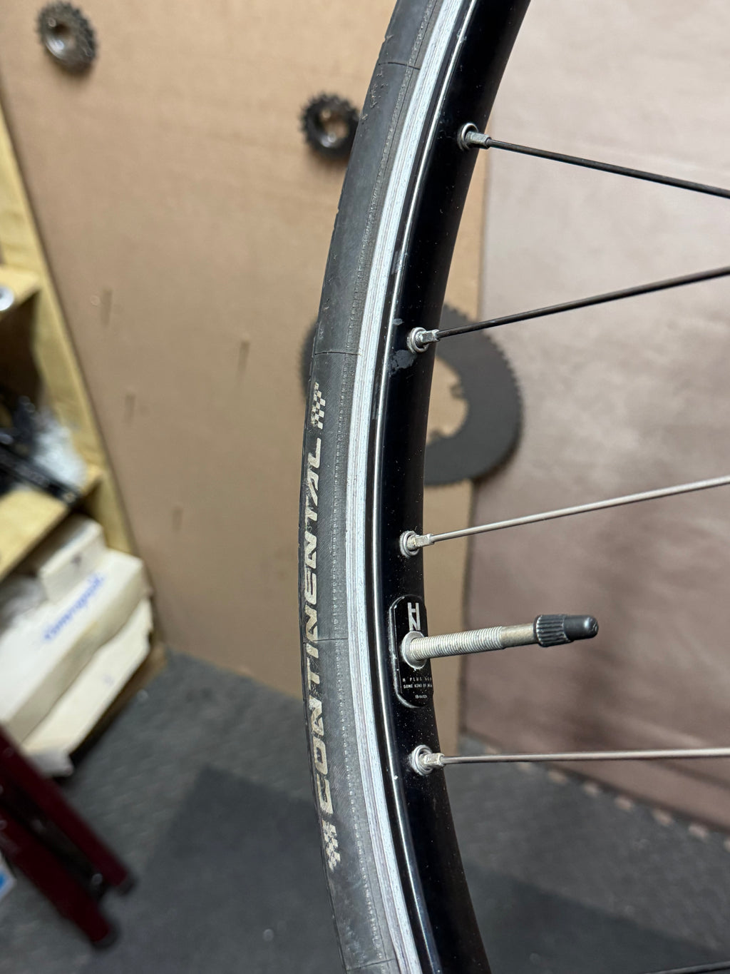 Gran Compe H Plus Son 700c track rear wheel – valve and rim profile