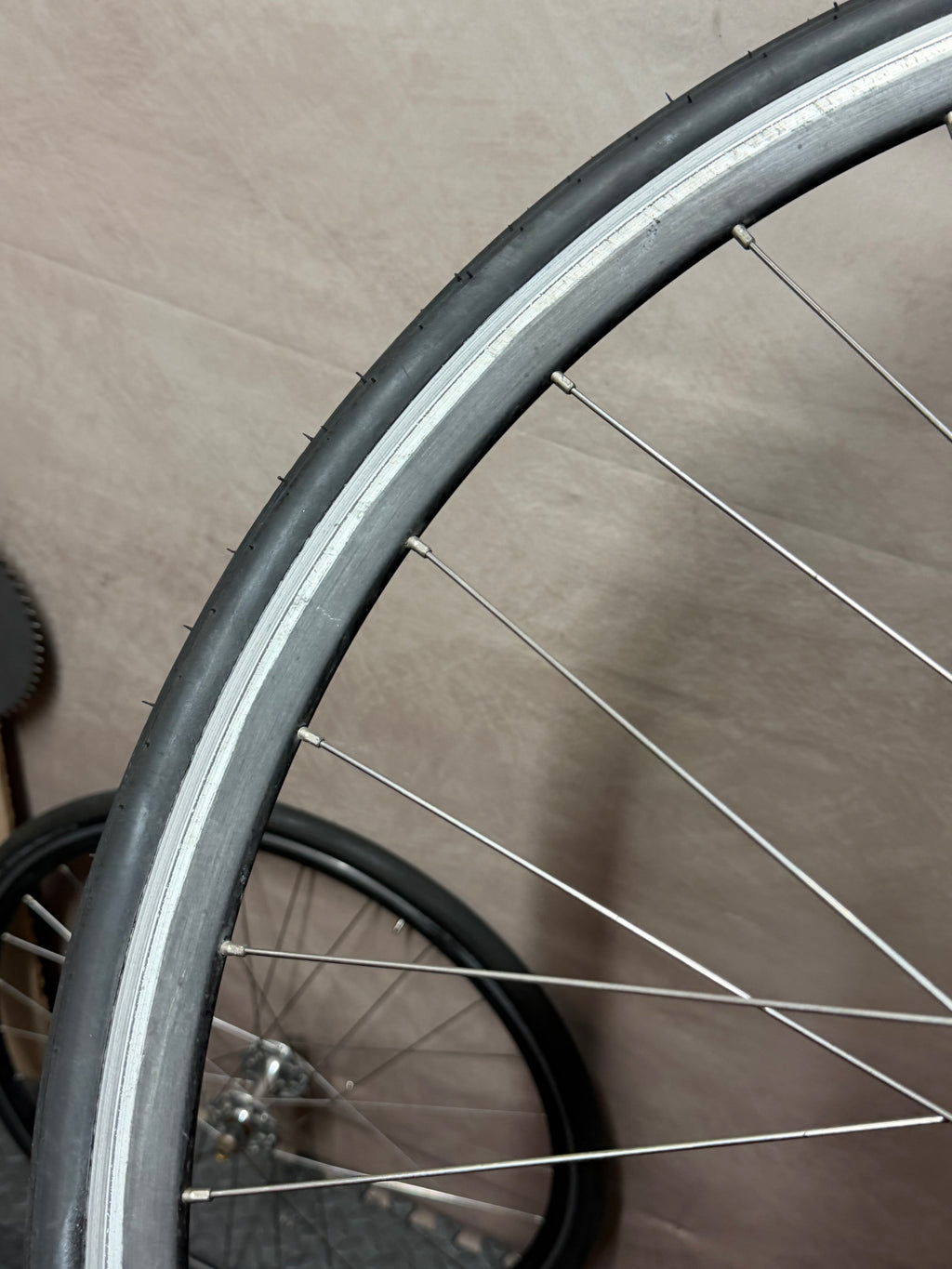 700c single speed clincher wheelset – tyre sidewall lettering