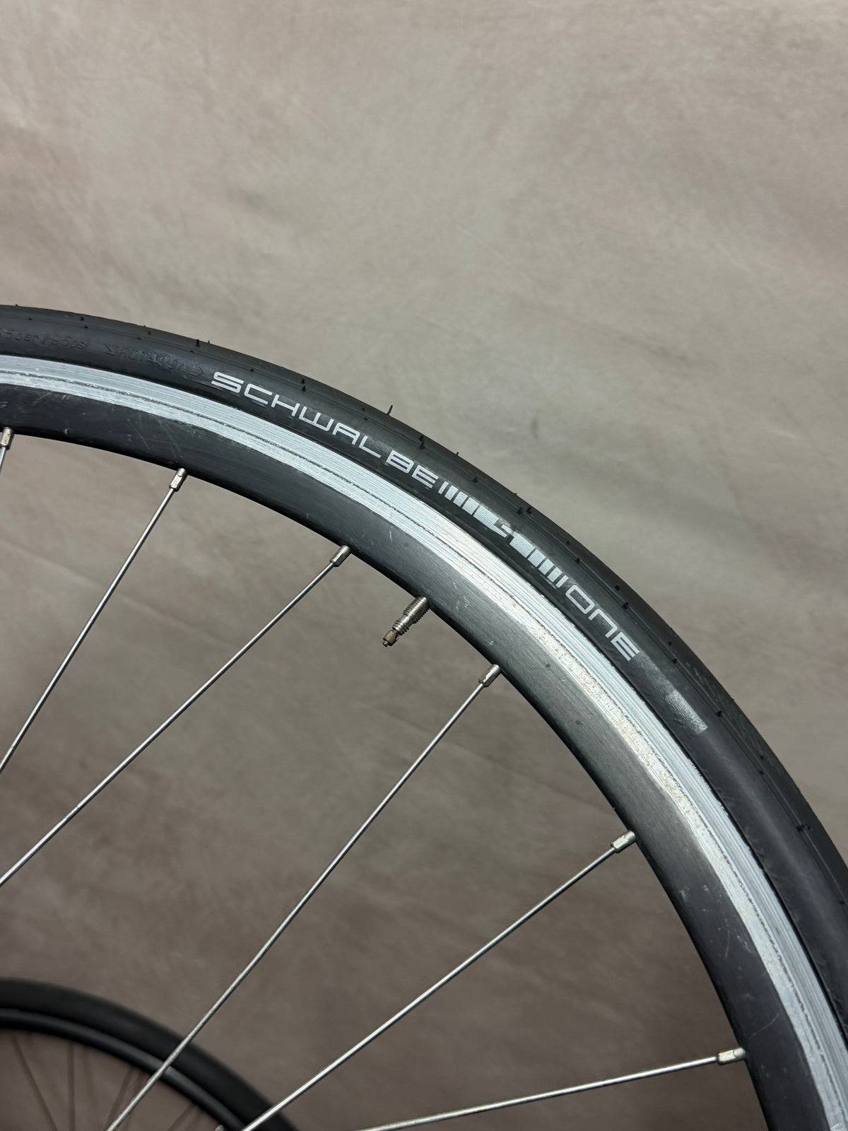 700c single speed clincher wheelset – upper rim and tyre tread