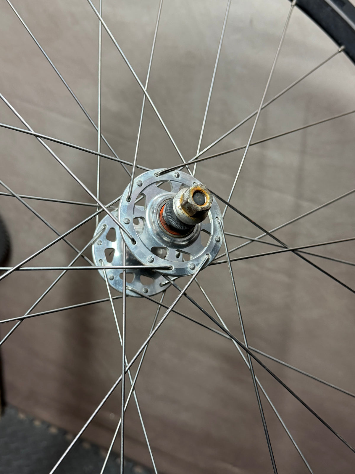 700c single speed clincher wheelset – hub flange and axle close-up