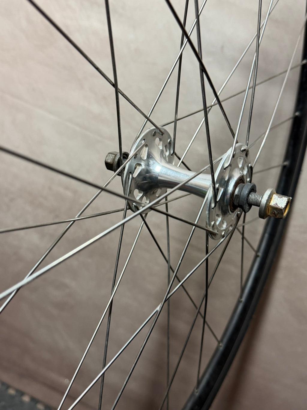 700c single speed clincher wheelset – rear hub and spokes from the side