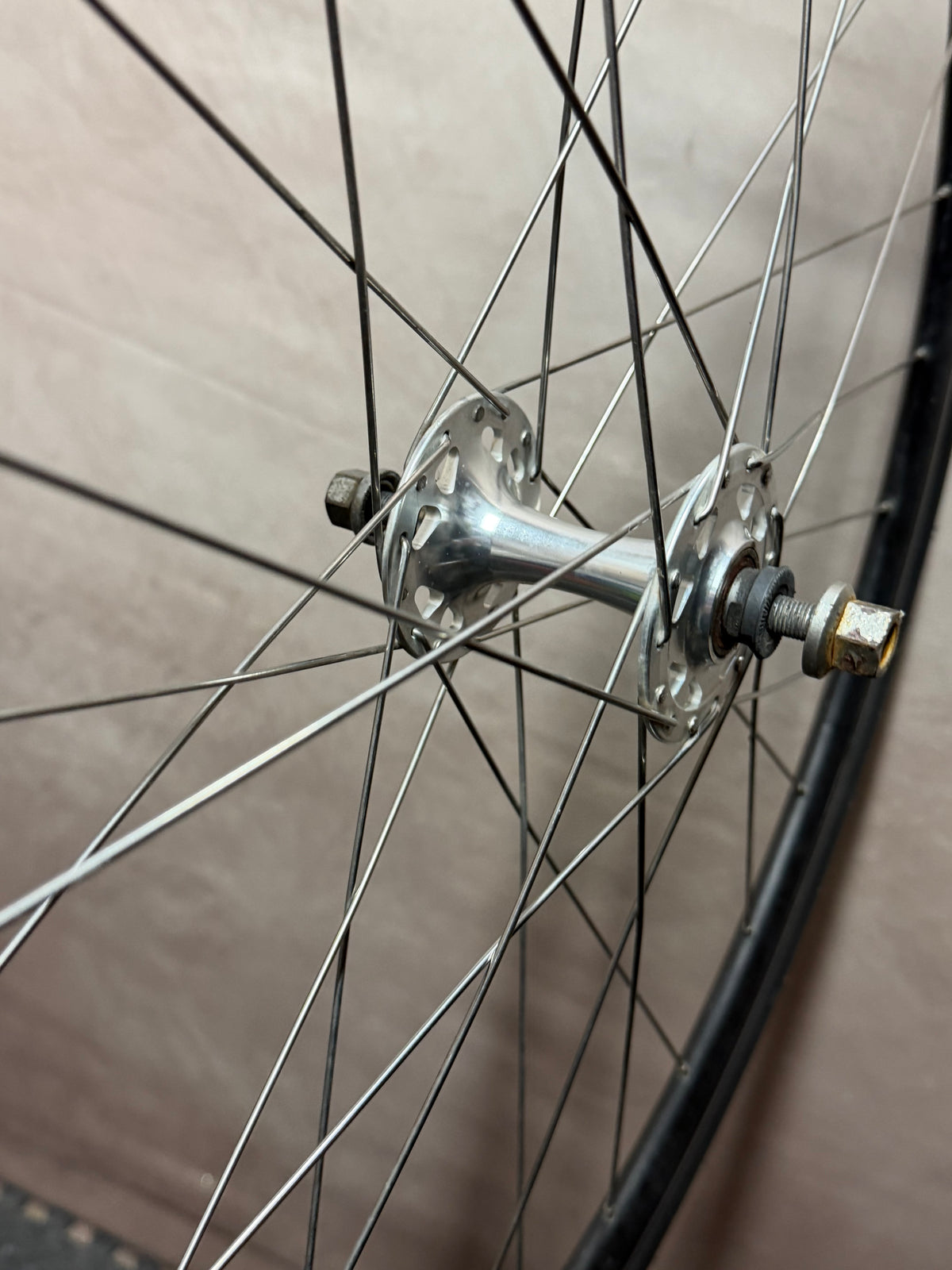 700c single speed clincher wheelset – rear hub and spokes from the side