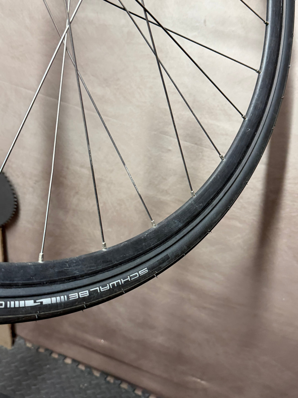 700c single speed clincher wheelset – tyre and rim sidewall
