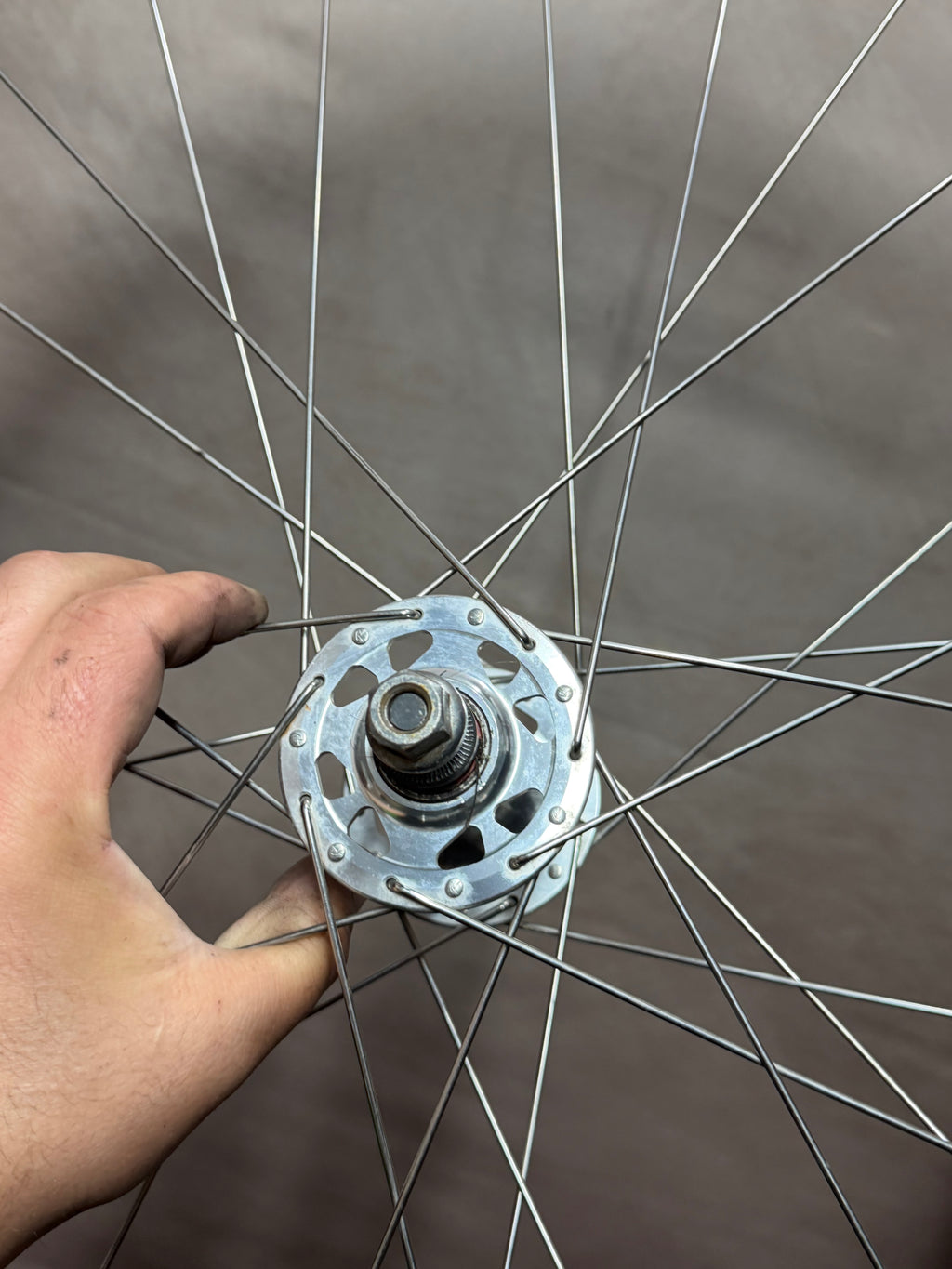 700c single speed clincher wheelset – silver hub axle end