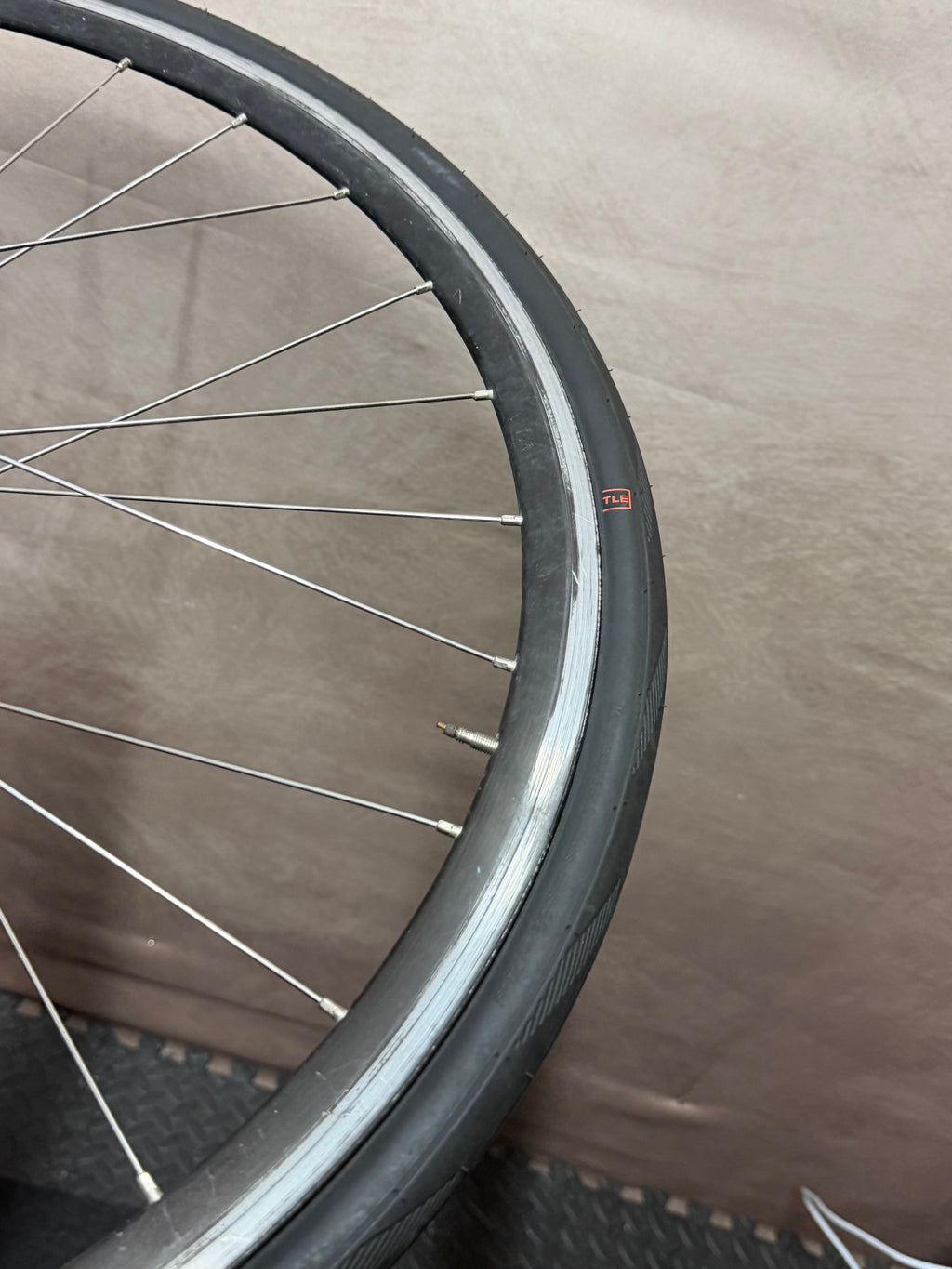 700c single speed clincher wheelset – tyre sidewall and spokes