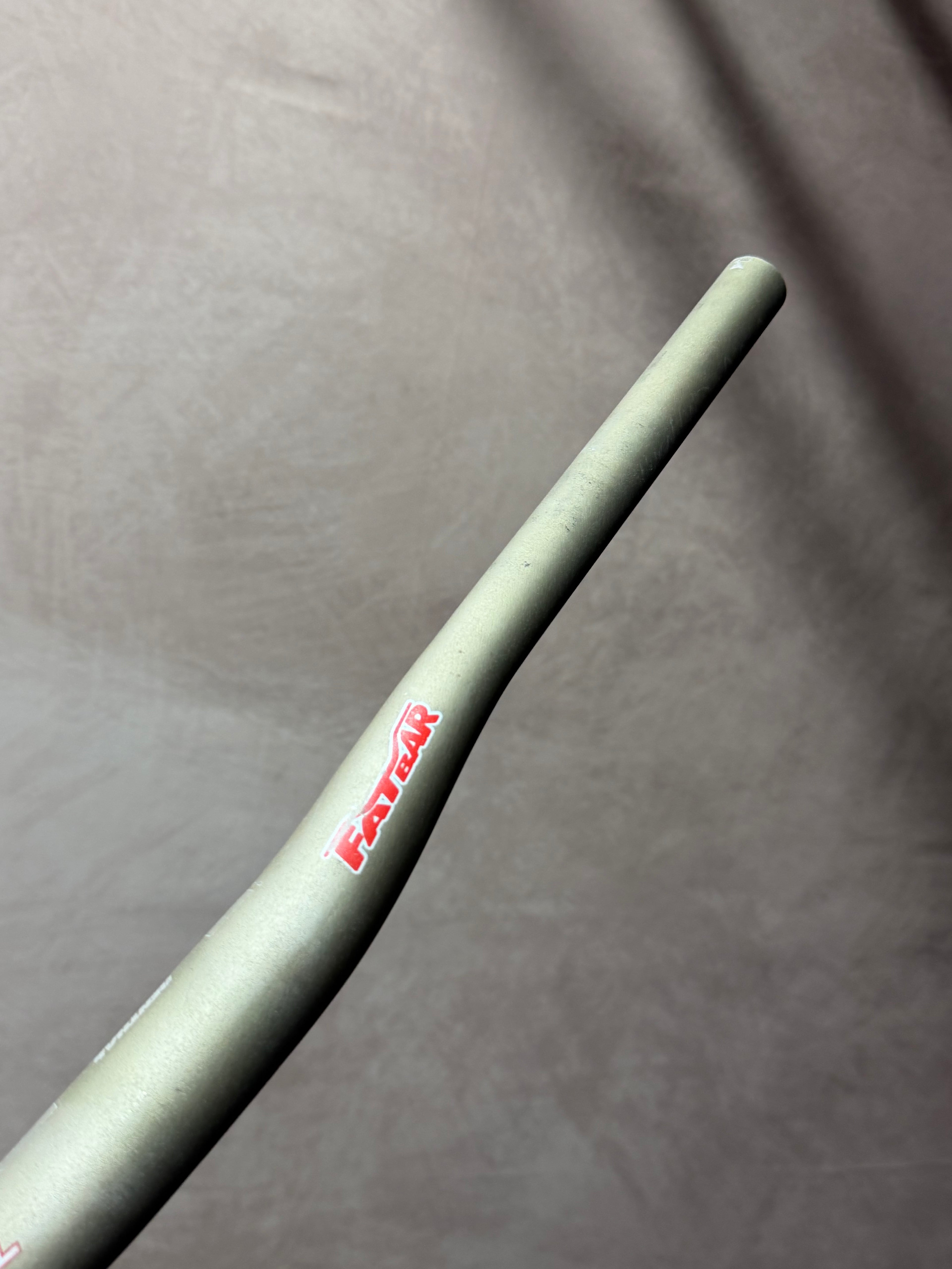 Renthal Fatbar 580mm Riser Handlebars, 31.8mm – Fatbar marking and bar end