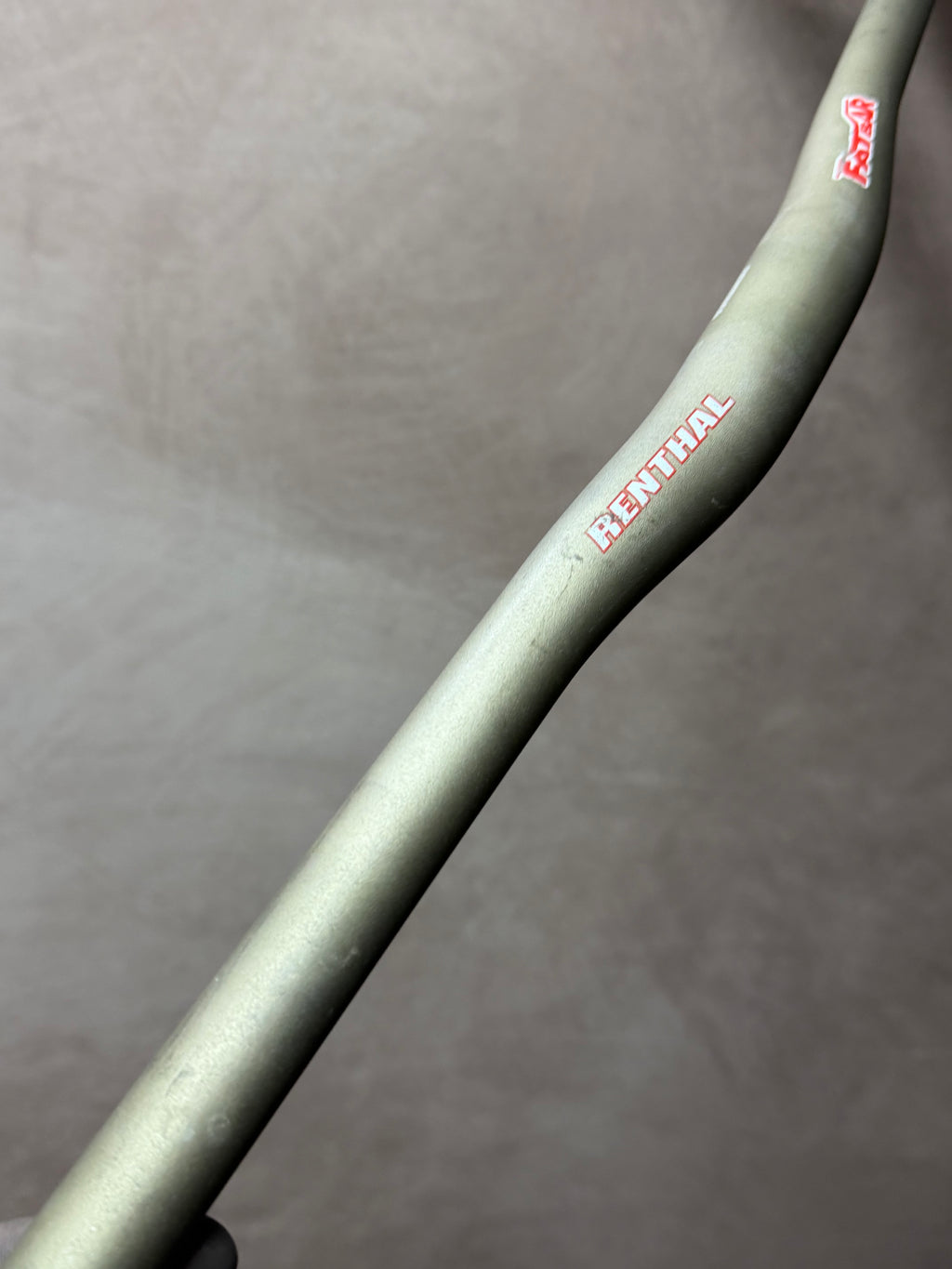 Renthal Fatbar 580mm Riser Handlebars, 31.8mm – Renthal branding