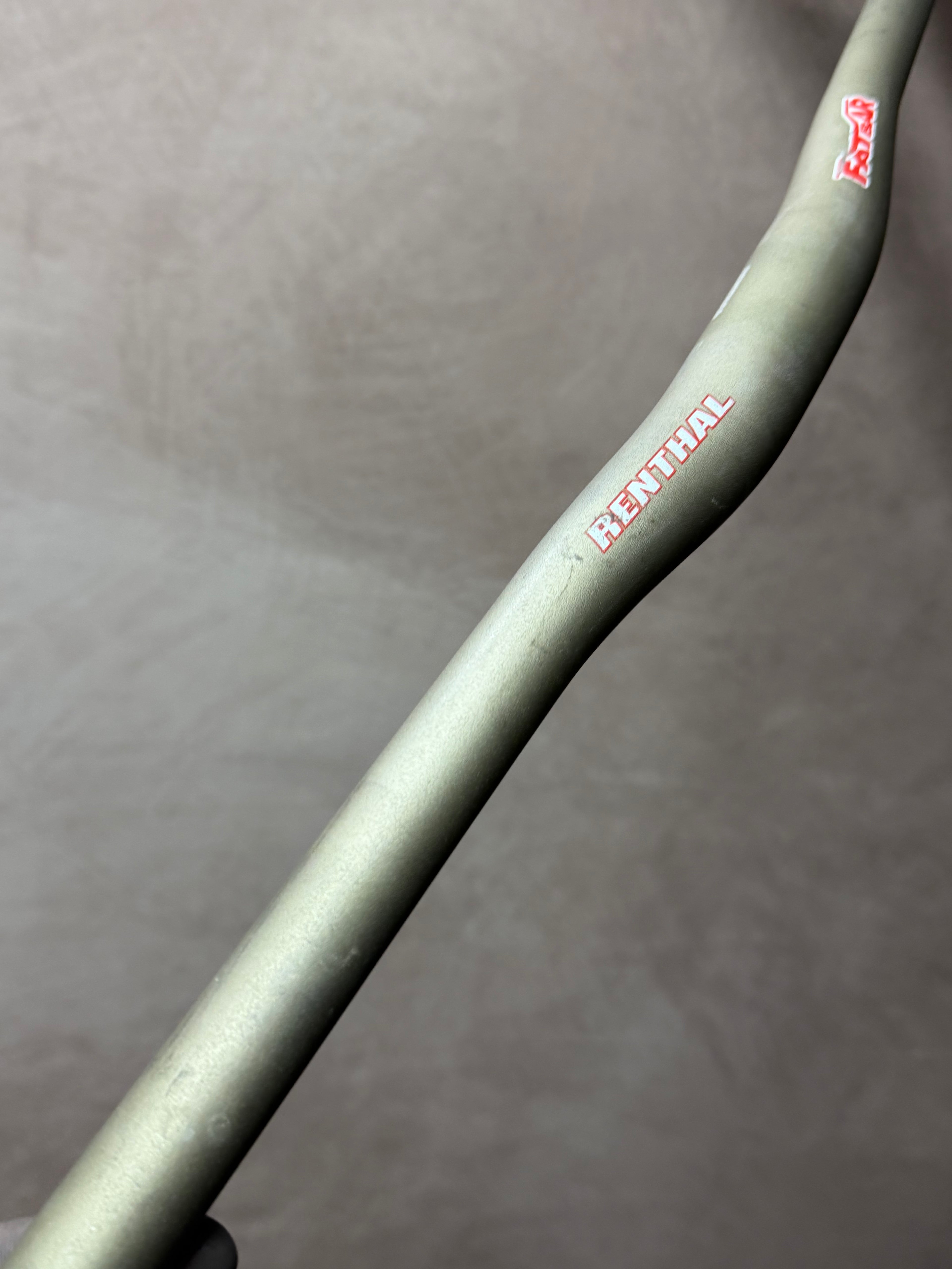 Renthal Fatbar 580mm Riser Handlebars, 31.8mm – Renthal branding