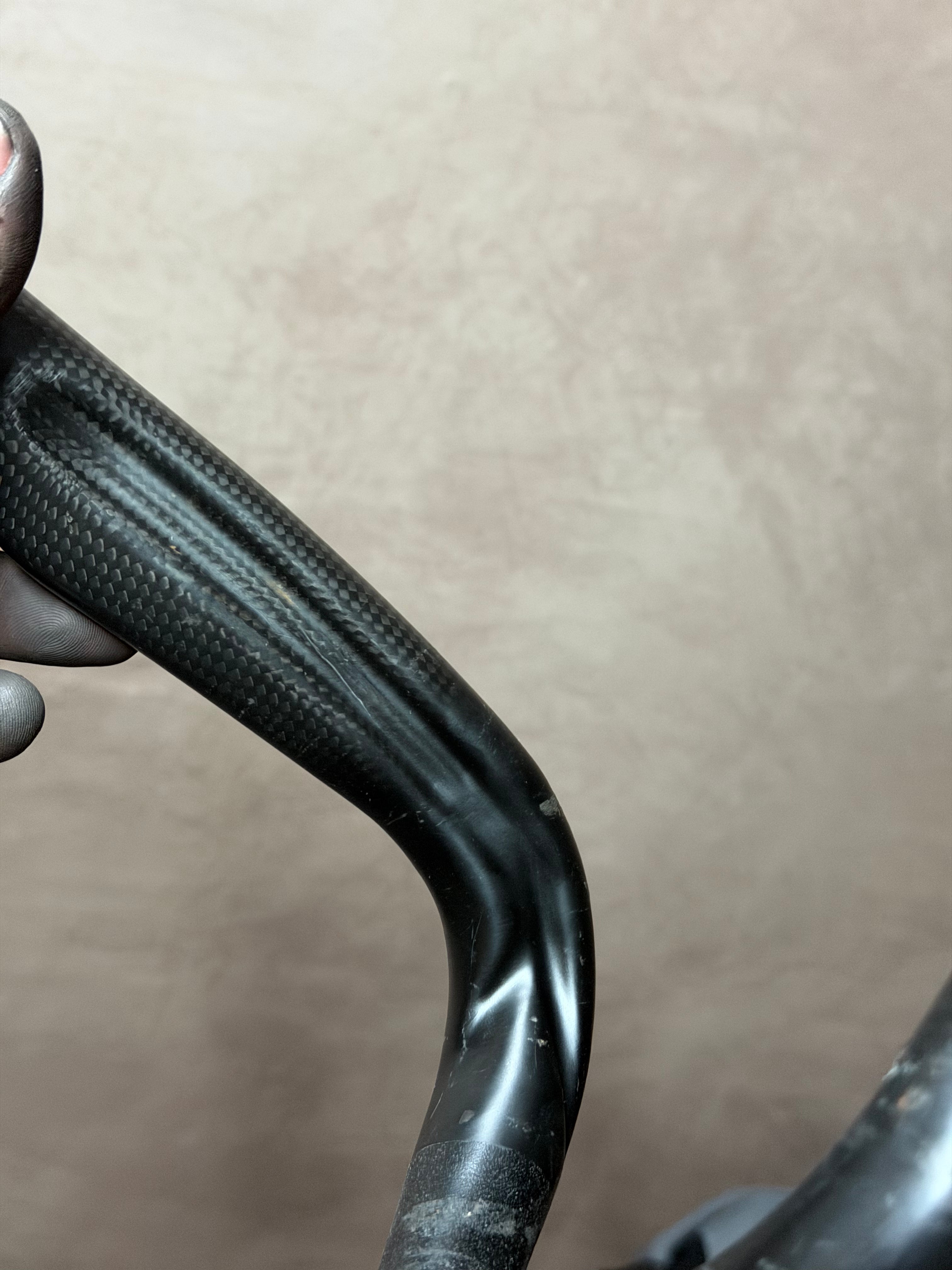 USE Carbon Drop Handlebars 44cm, 31.8mm – carbon surface and cable groove