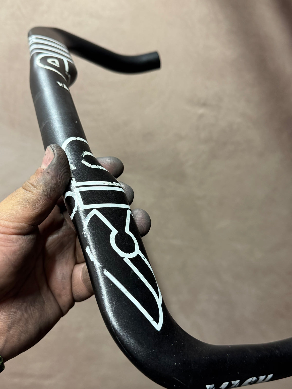 Cinelli MASH Bullhorn Handlebars 40cm – Cinelli graphic near centre section
