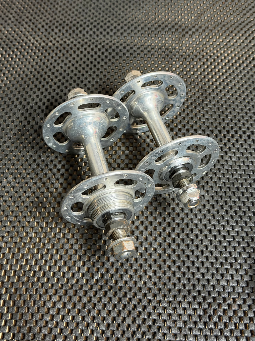 Suntour Superbe Track Hubset 28H Front & Rear – both hubs from another angle